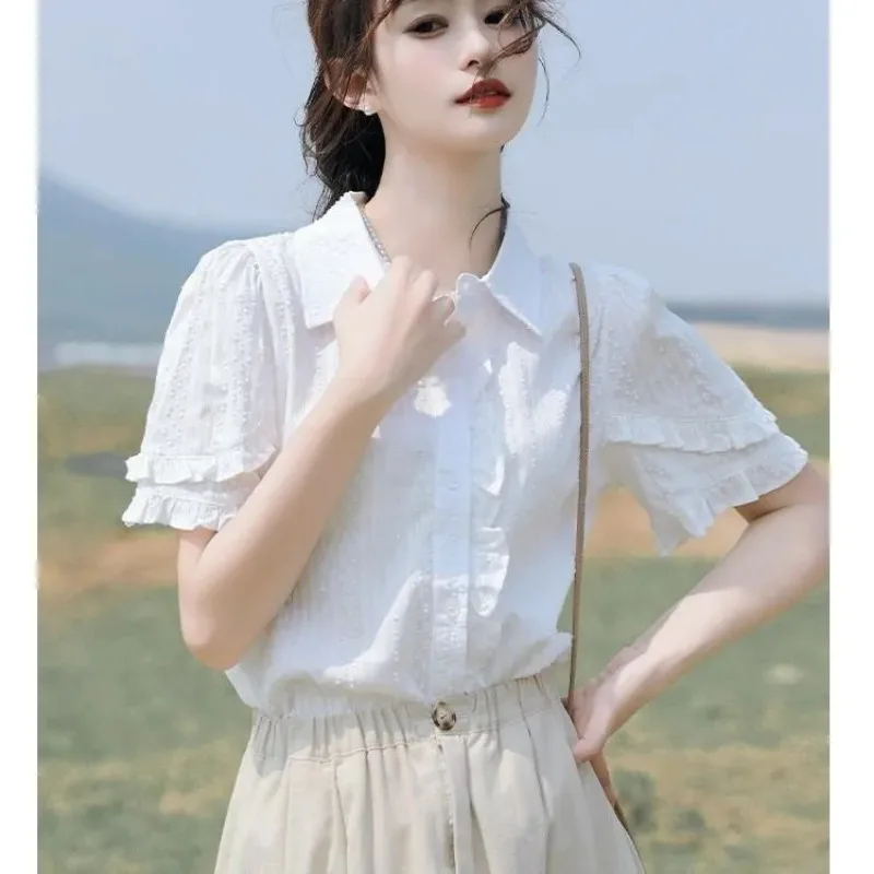 

Женская белая блузка с рюшами и коротким рукавом из фактурной ткани, повседневная, с отложным воротником