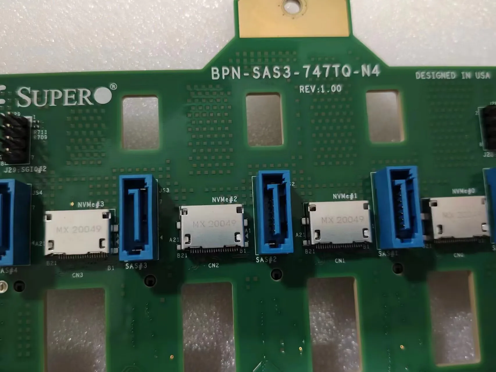 Server-Festplatten-Backplane BPN-SAS3-747TQ-N4 unterstützt SATA 4 NVME