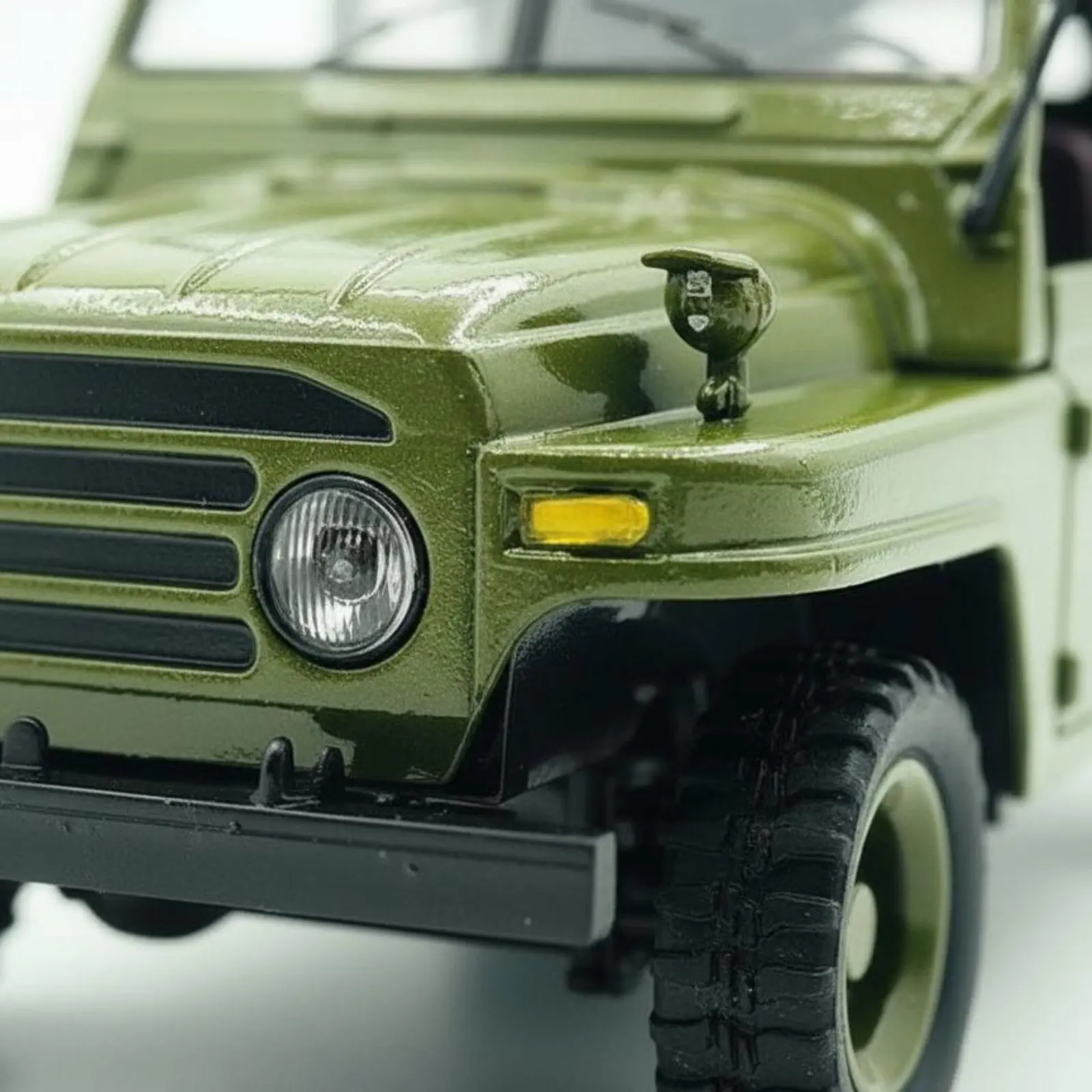 Beijing 212 All-Terrain Car Toy Die-Cast Metal 1:24 Scale 4x4 Model Diecast 4x4 Moveable Parts Diecast Vehicle