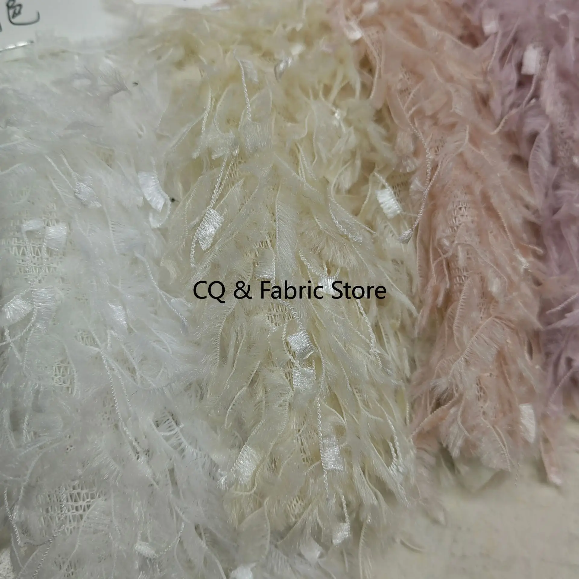 Nuovo tessuto con nappe in piume Tessuto a rete in peluche in fibra chimica Tessuto di design per gonna abito fai da te tagliato a misura