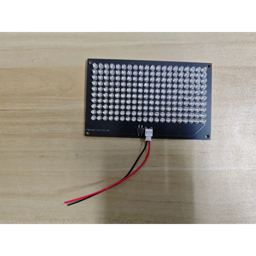 

Светоизлучающие пластины фрикционные подключенные в серии с 200 лампами.