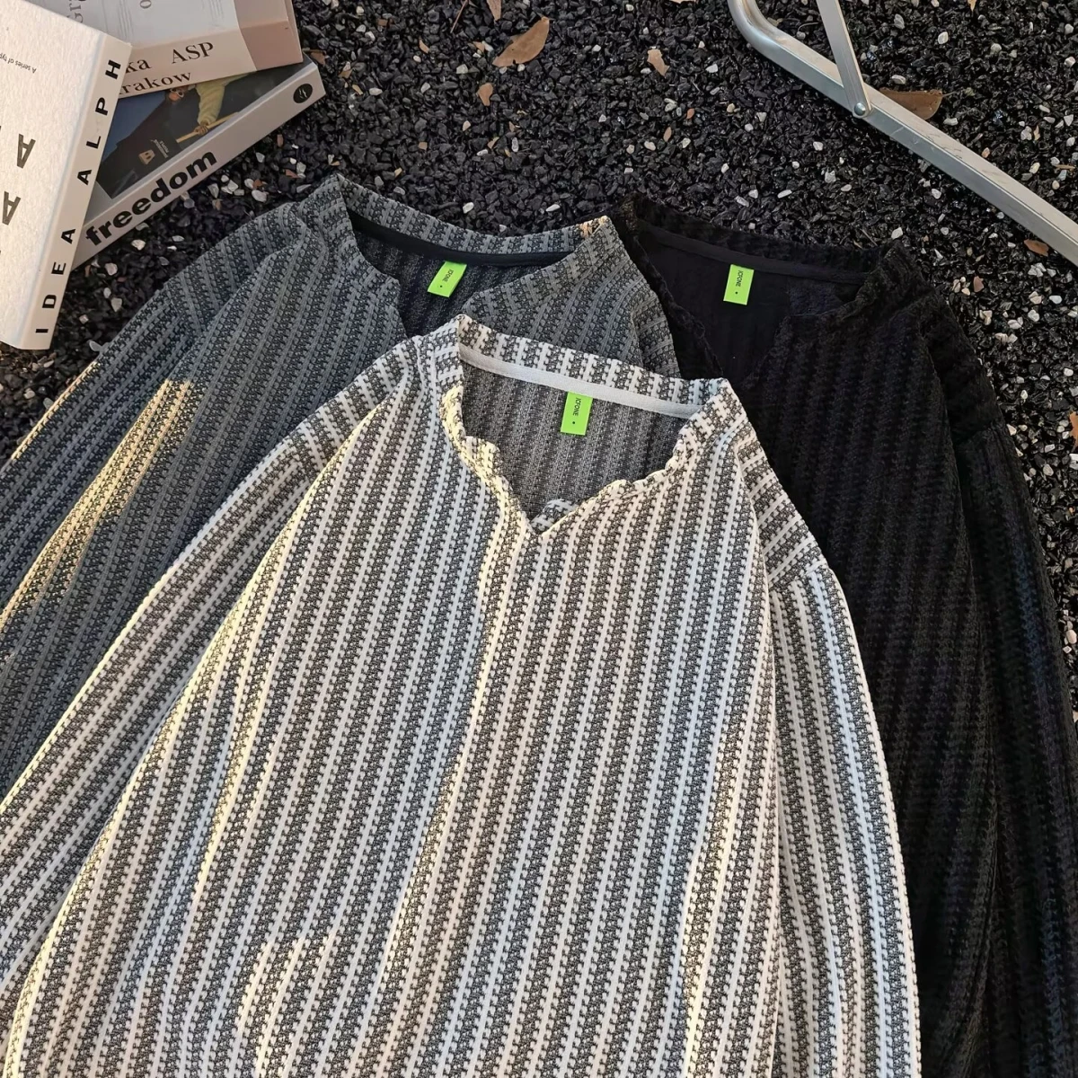 سترة رجالية أمريكية عصرية بياقة على شكل V، كارديجان محبوك بلون موحد، تصميم فضفاض، ملابس خارجية مريحة للشتاء مصنوعة من البوليستر