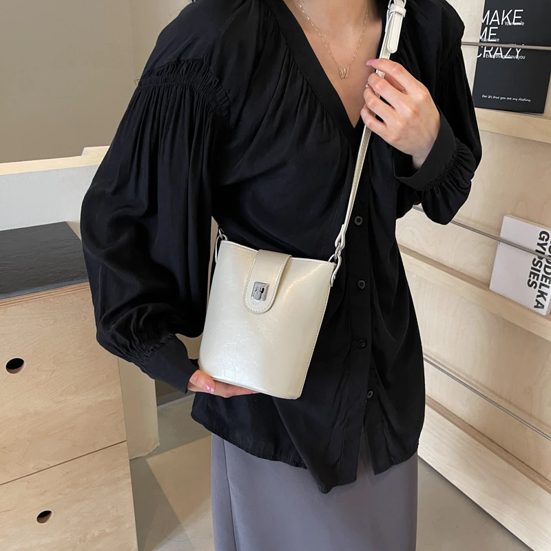 

Elegant Women Luxury Leather Crossbody Bag Designer Shoulder Tote Handbag For Daily Stylish Looks