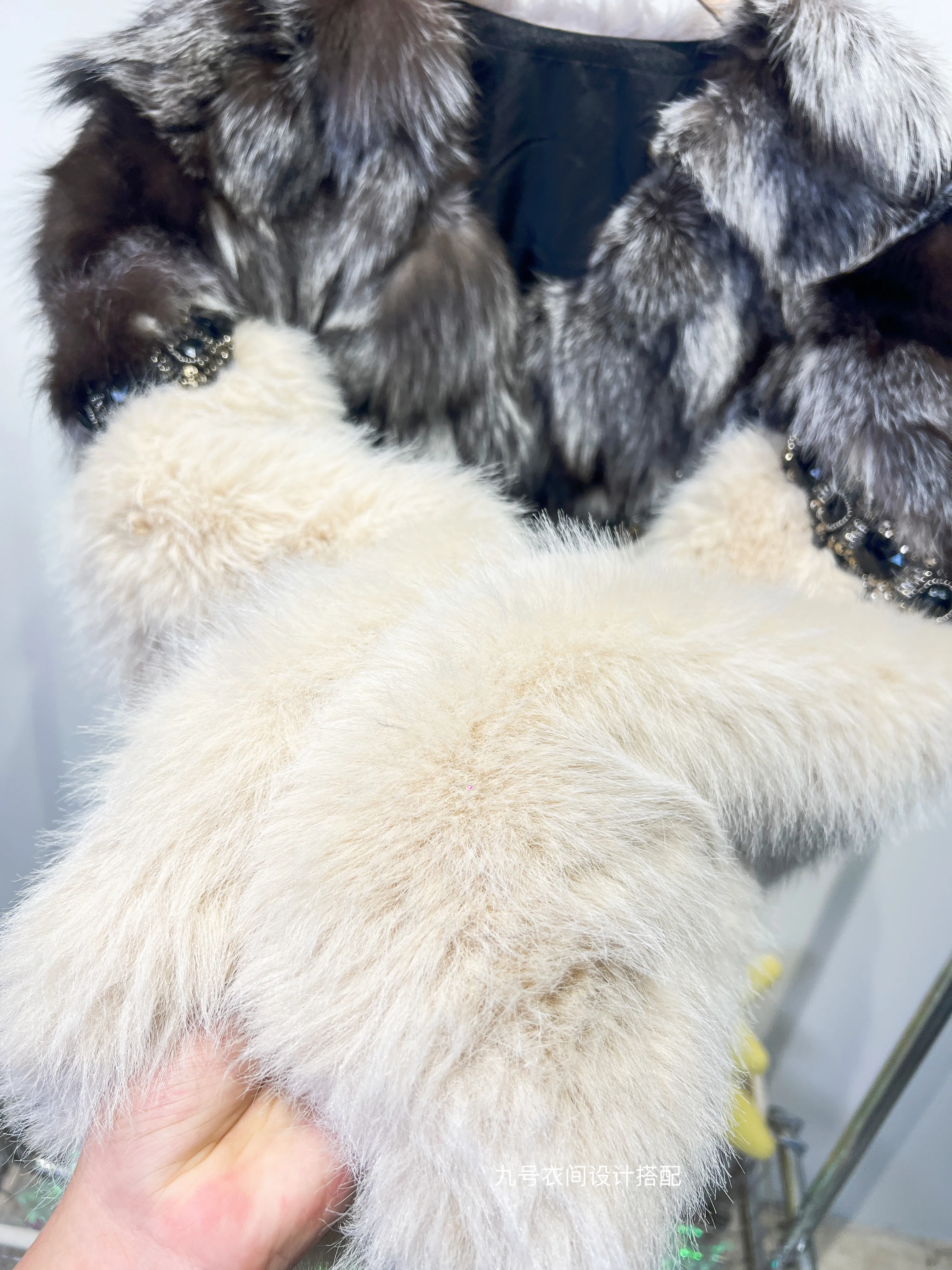 2025 Winter New European Faux Fur Coat for Women Heavy Beading Faux Fox Fur Collar Furry Jacket Trendy Short Coat