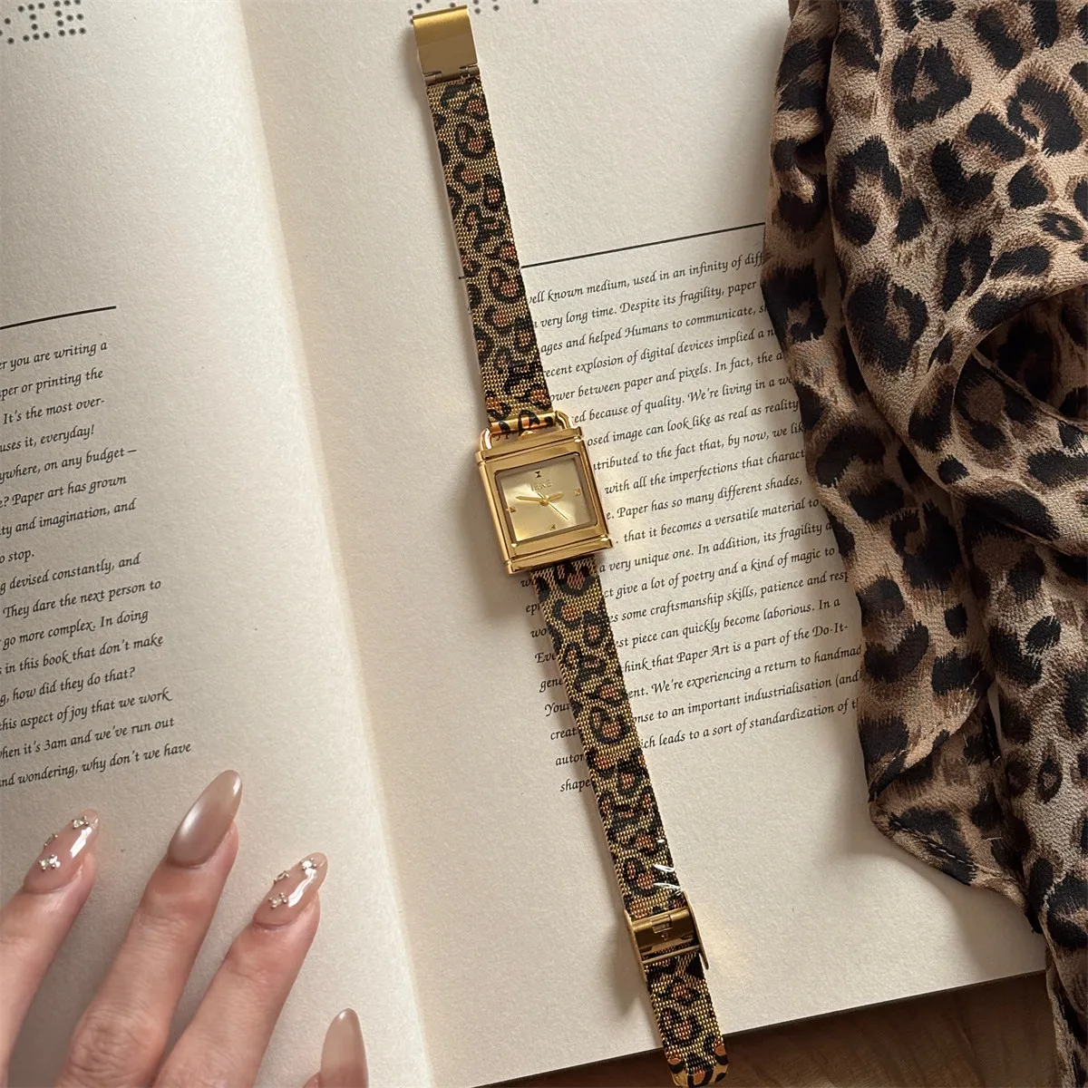 New Women'S Watch 2026 New Model, Light Luxury Vintage Leopard Print Strap Quartz Watch, Fashionable Quartz Wristwatch.