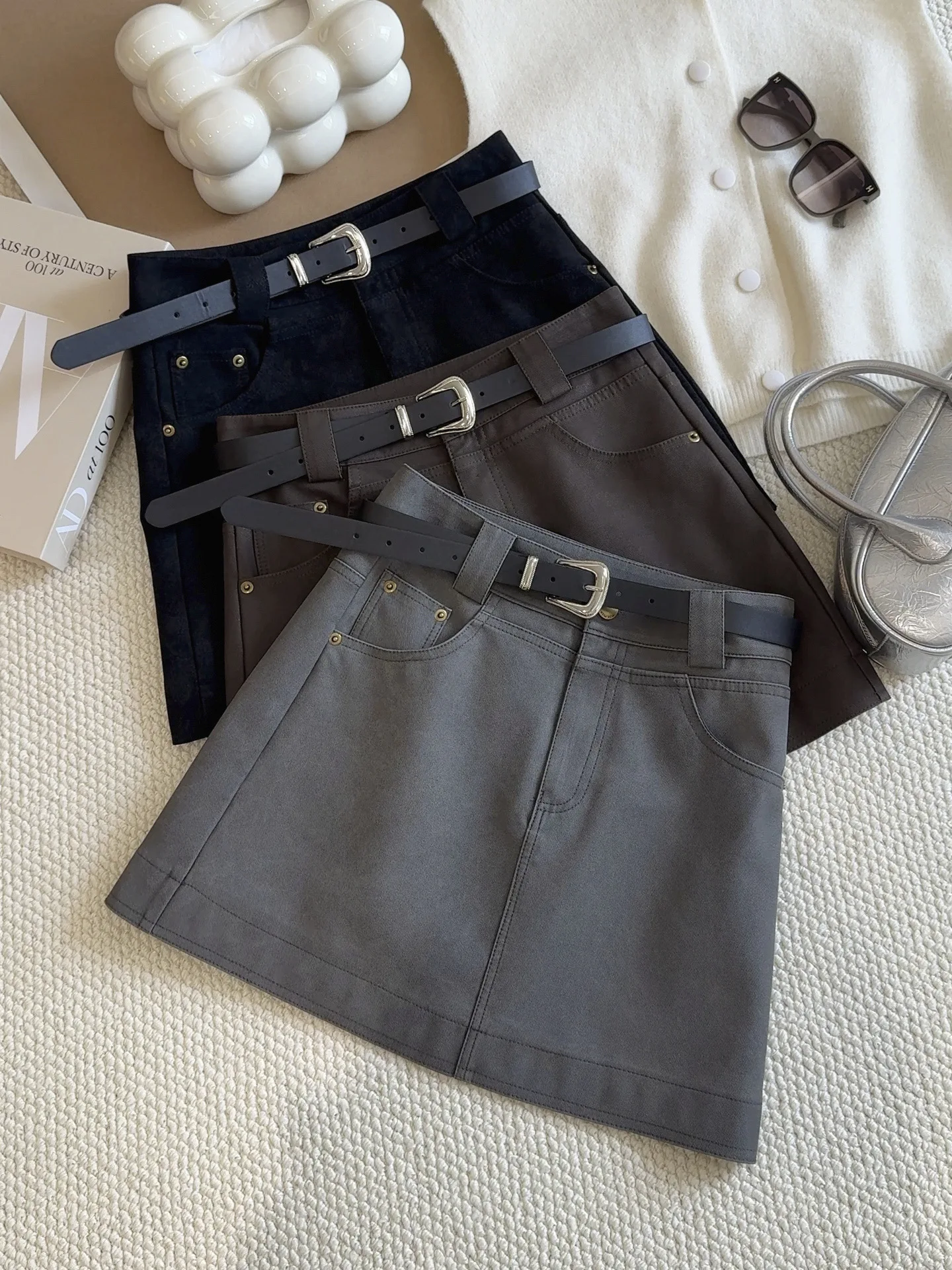 Black PU leather short skirt for women in autumn 2025, new high waist slimming and hip hugging A-line half body skirt