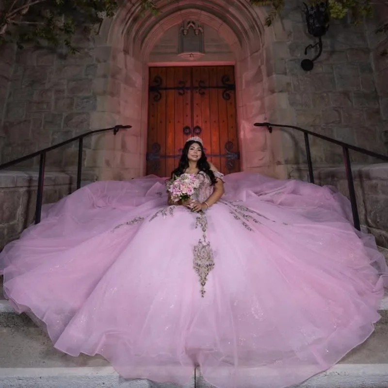 Vestido de quinceañera rosa brillante, encaje de cristal, flor 3D, pegatina de brillo dorado, lazo de cola larga, vestidos de 15 quinceañera ﻿ Personalizado