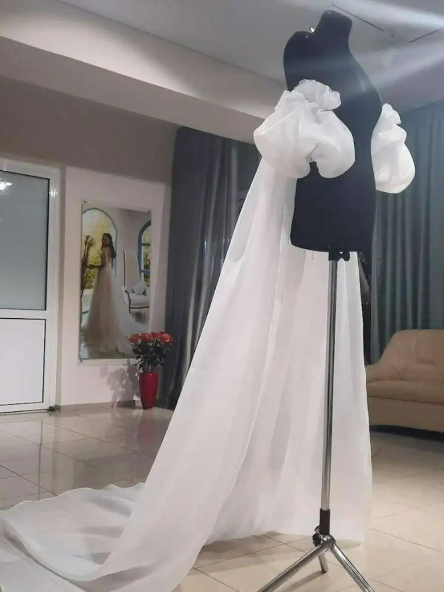 Elegant-chale-en-tulle-europeen-a-manches-bouffantes-style-frac-pour-photographie-de-mariage-et-seances-de-voyage-creant-une-ambiance-particuliere