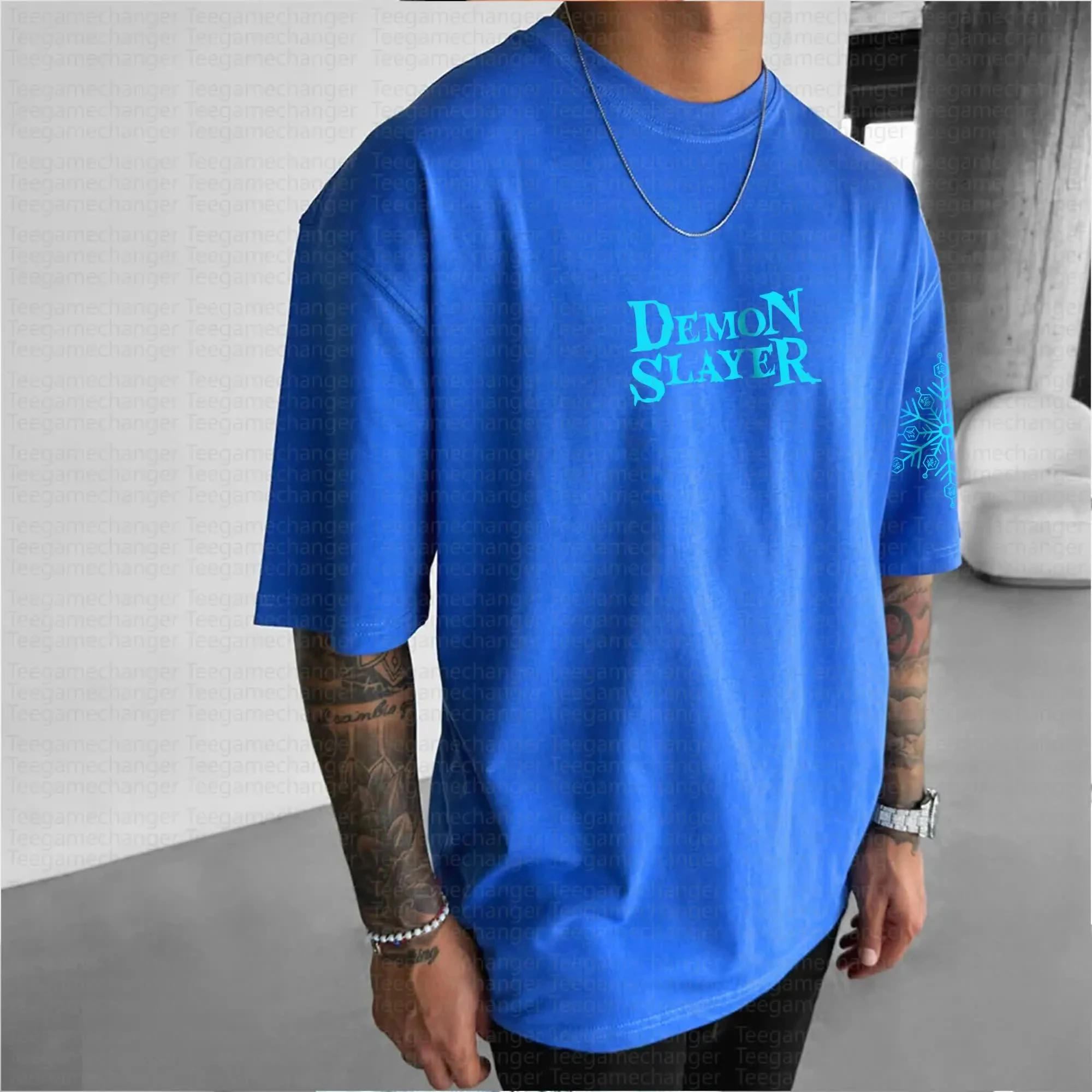 Blaues Baumwoll-T-Shirt, Demon Slayer-Rückendruck, rosa Haarfigur, lila Rüstung, blaue Flamme, vorne auf der Brust, Text, lässige Streetwear