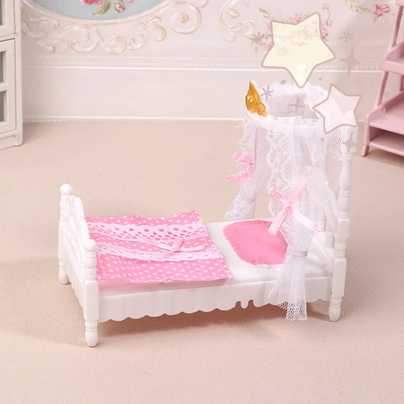 Set letto a baldacchino principessa in miniatura per casa delle bambole in scala 1/12 con lenzuolo e zanzariera Mobili per camera da letto Decorazioni per la casa delle bambole