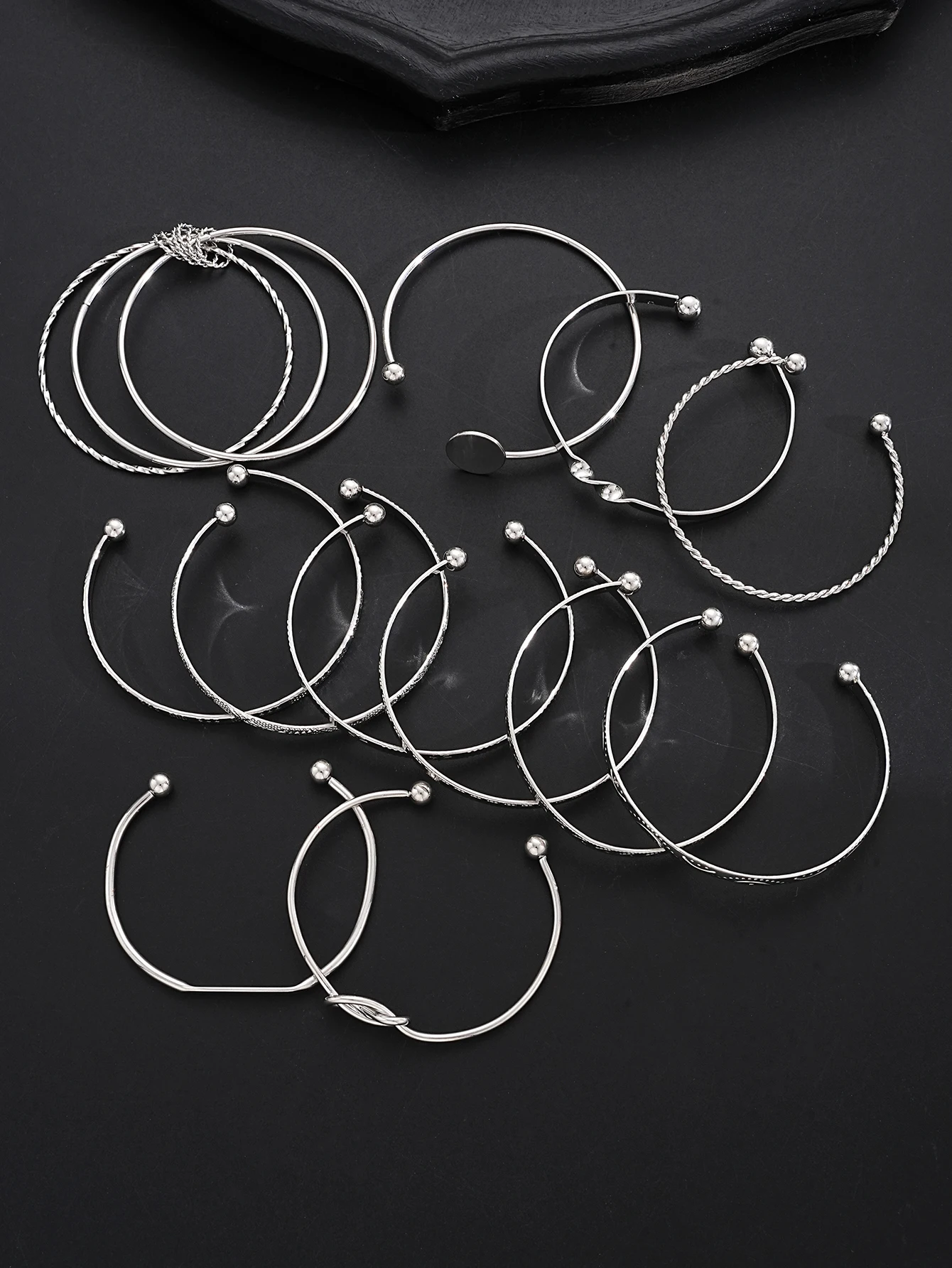 مجموعة أساور نسائية عصرية وبسيطة وأنيقة مكونة من 12 قطعة بأنماط على شكل ألماس، أساور مفتوحة هندسية مناسبة للارتداء اليومي والحفلات والعطلات وعيد الميلاد وعيد الحب والهالوين، أساور جديدة لخريف وشتاء 2025 #2