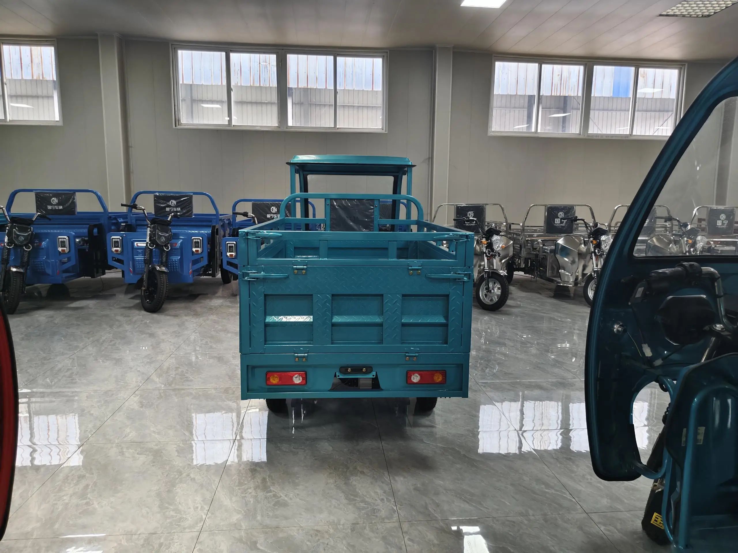  Wholesale Prices Mileage Per Charge 130KM Electric Tricycle Cargo Vedca for Farm