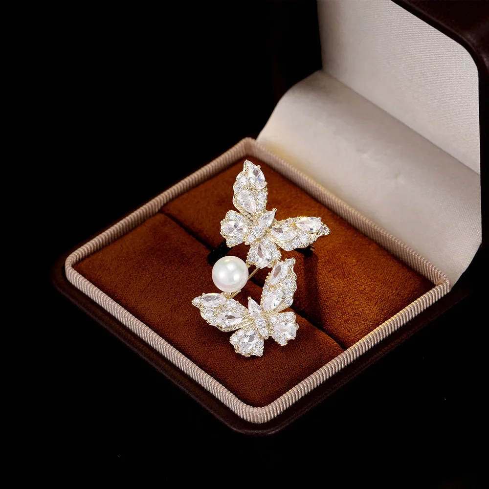 

Elegant butterfly pearl brooch for women, niche and high-end, exquisite zircon suit jacket collar pin accessory9521