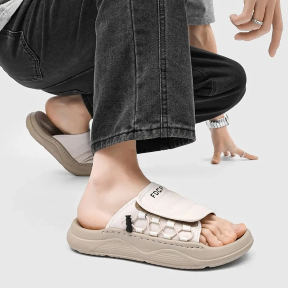 

Мужские летние уличные сандалии на платформе, легкие пляжные туфли без застежек, нескользящая повседневная обувь на плоской подошве, дышащие, с открытым носком