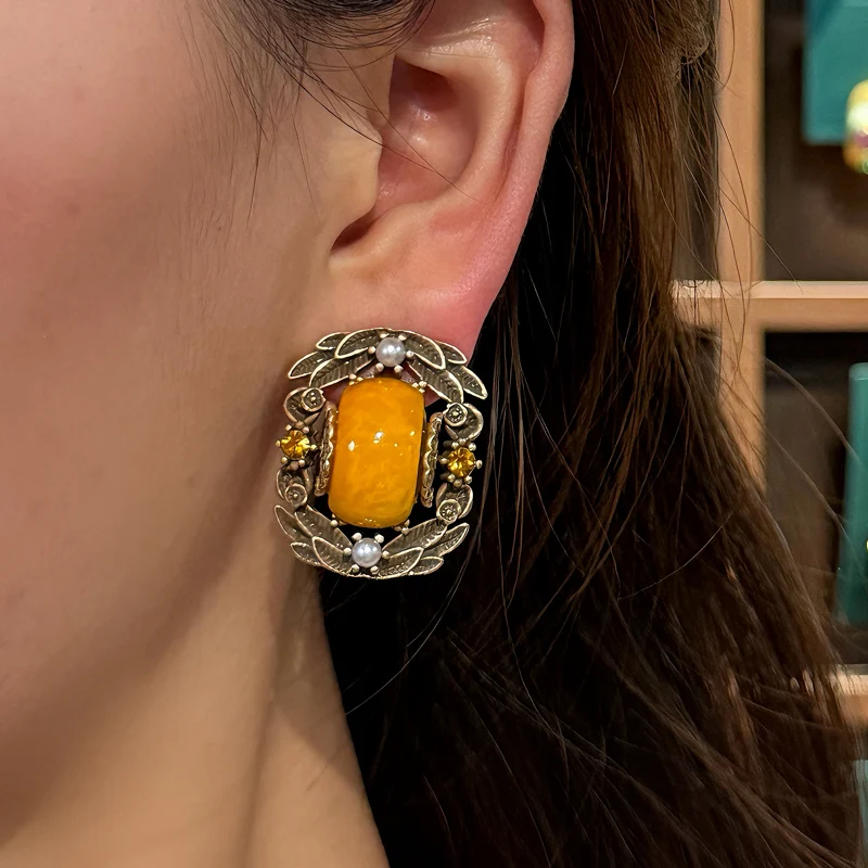 Vintage Beeswax Yellow Stud Earring For Woman Natural Stone Pearl Gold Color Leaf Rhinestone Luxury Quality Designer Accessories