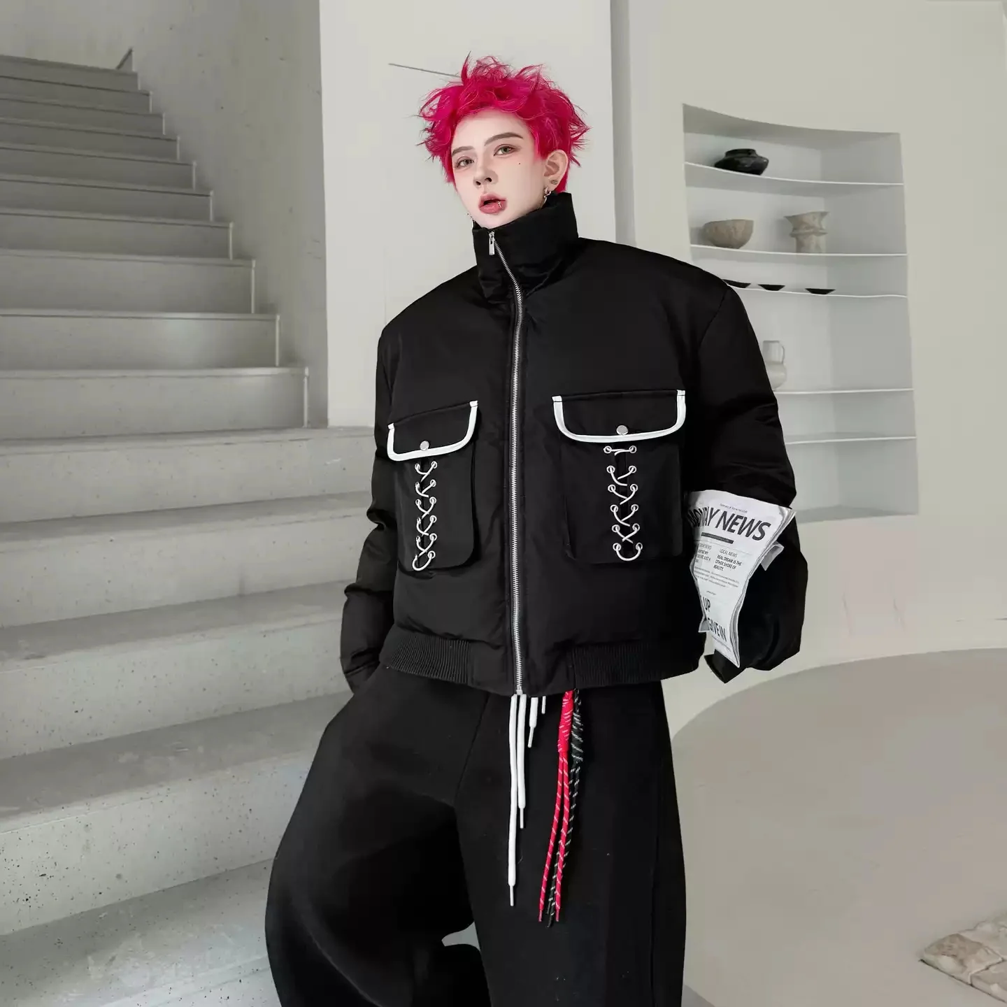 Męska kurtka zimowa w stylu amerykańskim, z kontrastowymi kieszeniami, sznurowana, ze stójką, krótka, ocieplana watą.