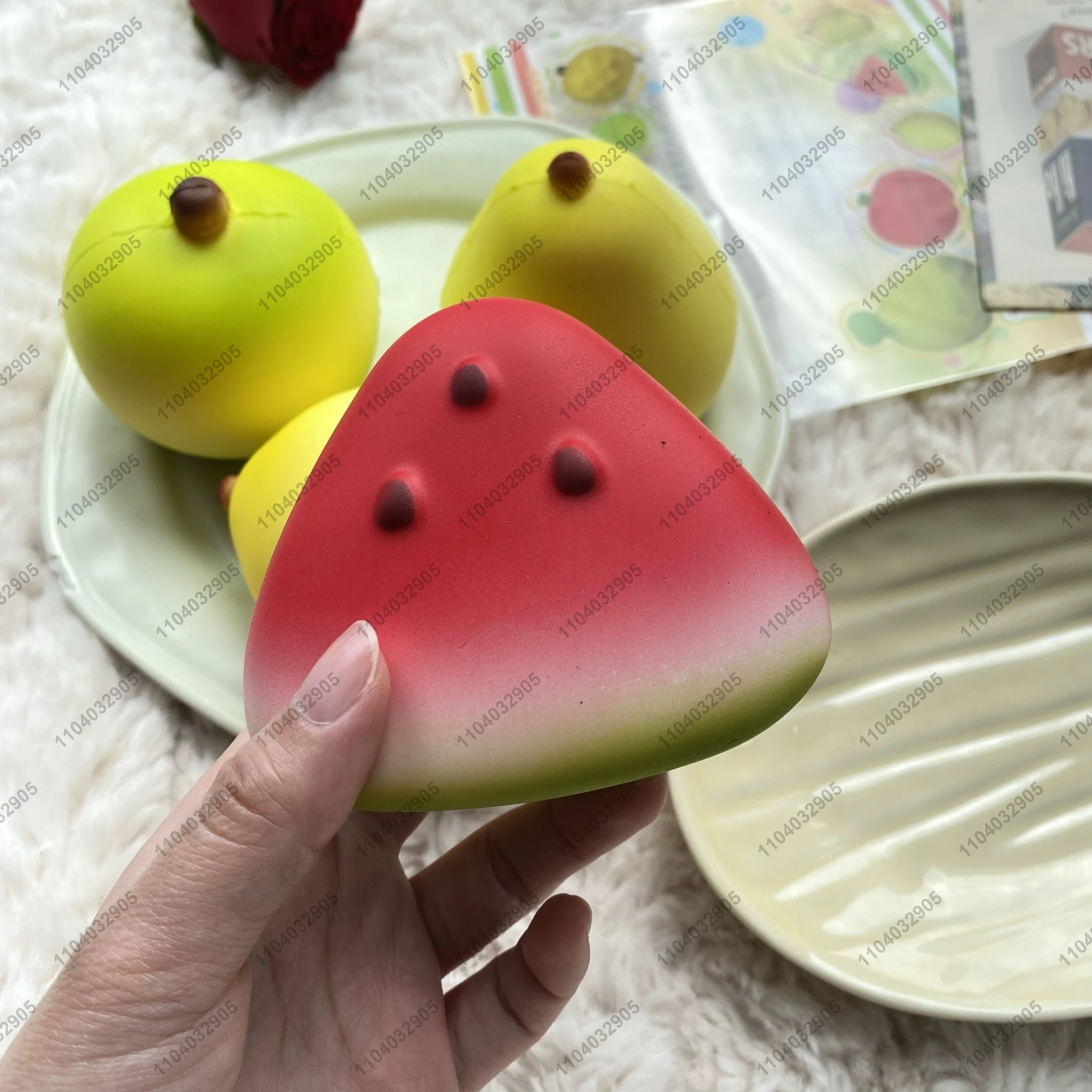 フルーツスクイーズトイ　スローライジング　スイカ　パイナップル　マンゴー　ゆっくり反発　柔らかい握り感　ストレス解消　ハンドリラックス　ギフトおもちゃ