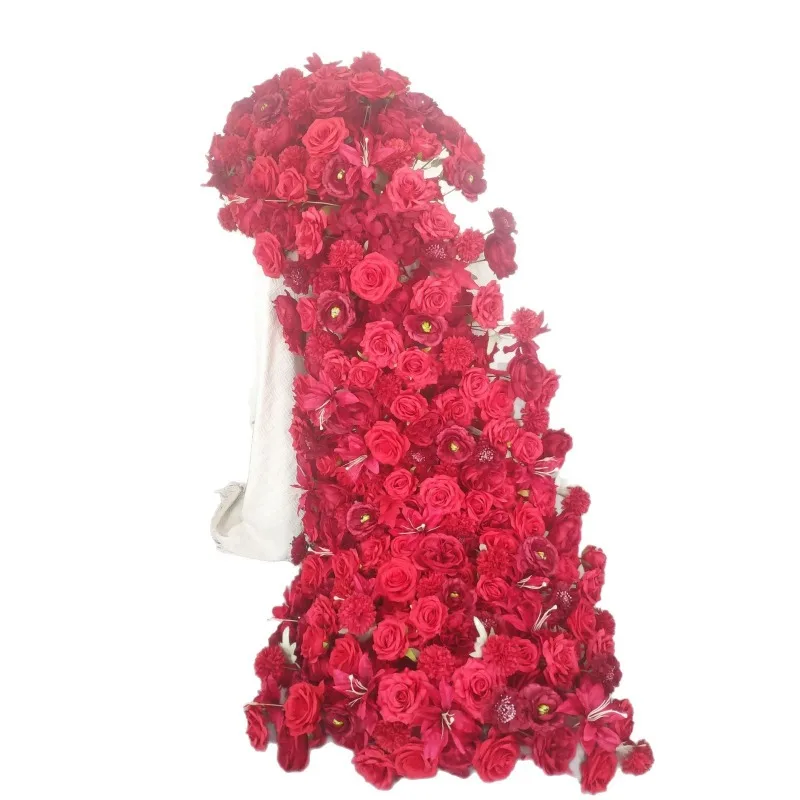 Red rose waterfall long row wedding mall, decorated Internet celebrity clock in background props