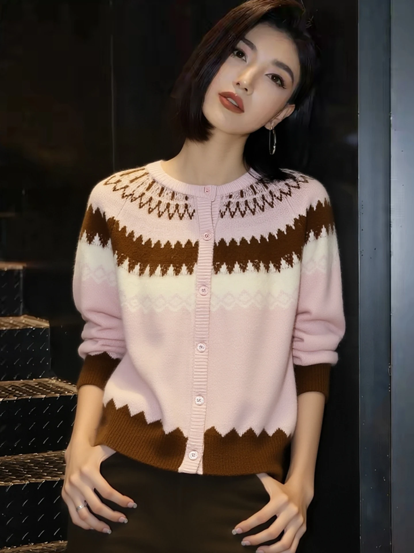 ファイオナブルニットセーター、ティエンデッドカメレ、2025年冬、スリーブスイートソフトロングスリーブ、刺繍入りカラーブロ、レディーストップス