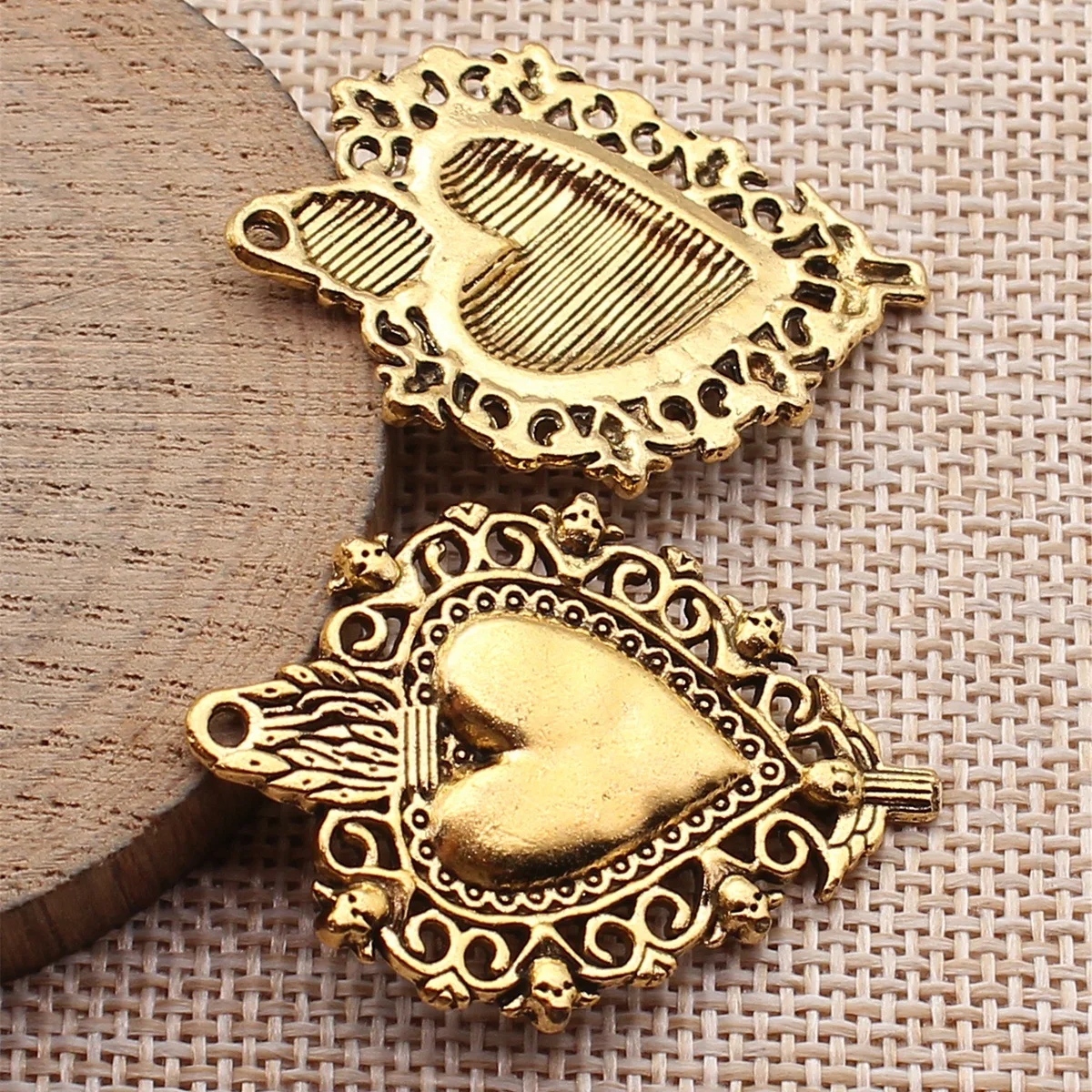 

10 шт., 41x29 мм (1,61x1,14 дюйма), 2 цвета: античное золото, античное серебро, готические подвески-шармы в форме черепа и сердца