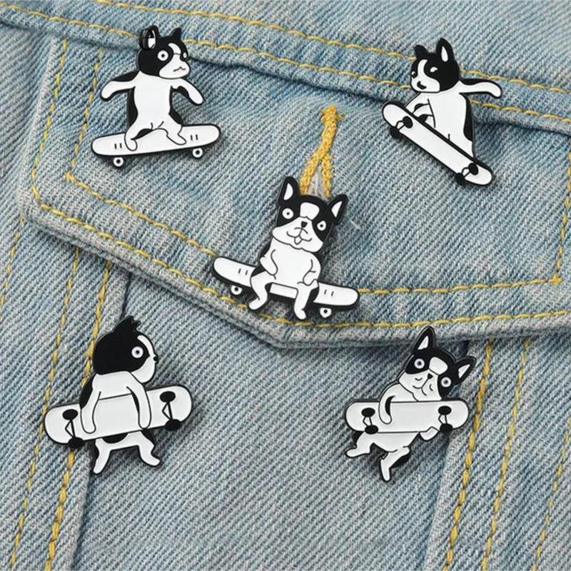 Alfileres esmaltados personalizados, broche de perro manchado blanco y negro, insignia de solapa, bolsa, joyería de dibujos animados, regalo para chico, amigo, monopatín, perros de movimiento