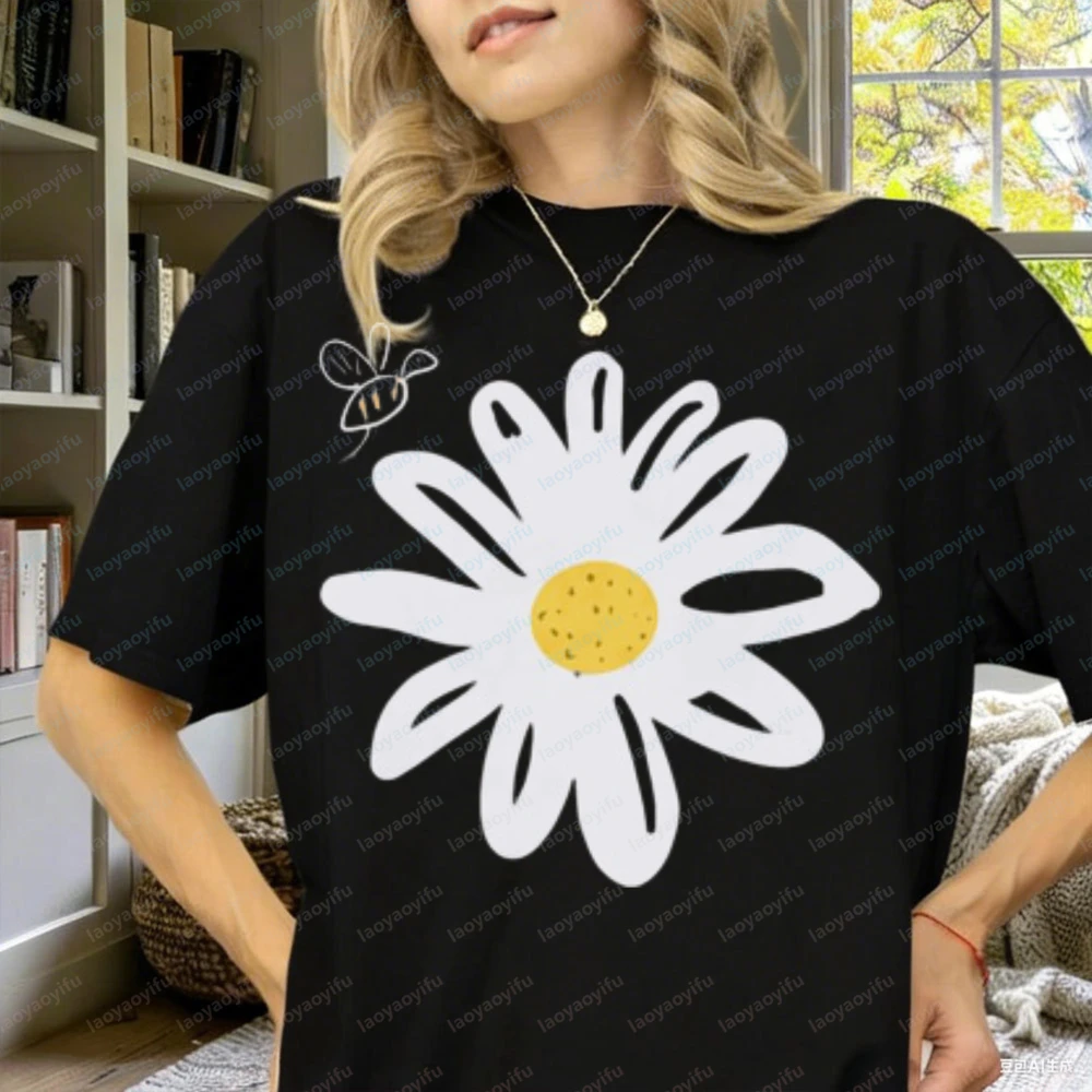 

Daisy Flower T Shirt Cute Bee Graphic Tee Minimal Cottagecore Aesthetic Botanical Floral Top Spring Nature Lover Gift for Her