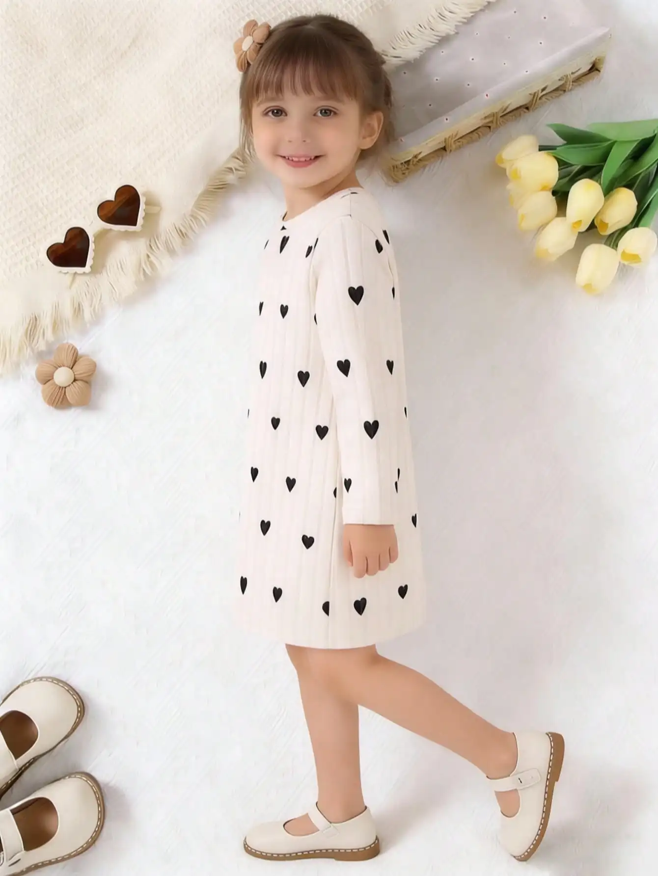 Lässiges Kleid mit Rundhalsausschnitt, langen Ärmeln und herzförmigem, bedrucktem Achselschweißstreifen, beliebter Stil, geeignet für den täglichen Gebrauch auf Reisen. – Detail 5