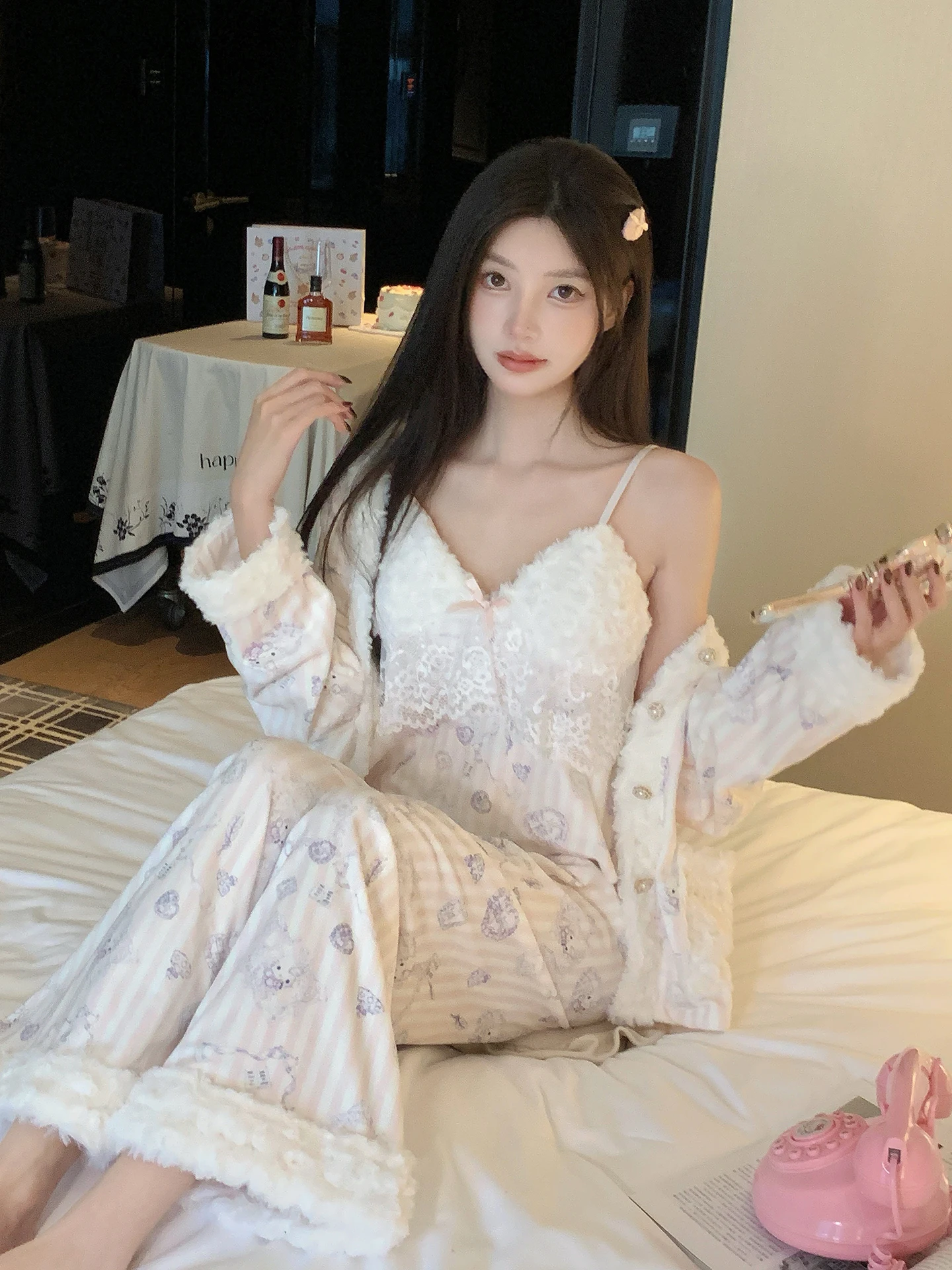 ชุดนอนเซ็กซี่ผ้าคอรัลสำหรับผู้หญิง ชุดลำลองใส่บ้านสำหรับฤดูใบไม้ร่วงและฤดูหนาว เสื้อคอวีแขนยาว ผ้าโพลีเอสเตอร์เนื้อนุ่ม ชุดเสื้อผ้าสองชิ้น