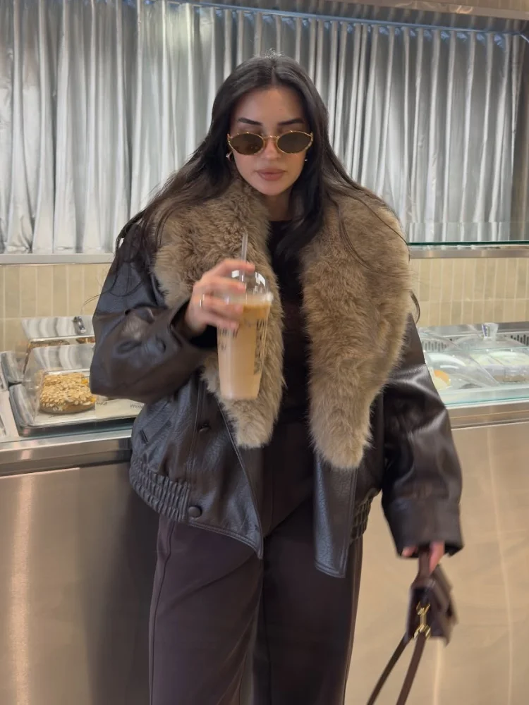 Chaqueta de cuero con cuello de piel sintética marrón para mujer, abrigos de manga larga de diseño de gran tamaño, ropa de abrigo de fiesta versátil y lujosa a la moda 2025