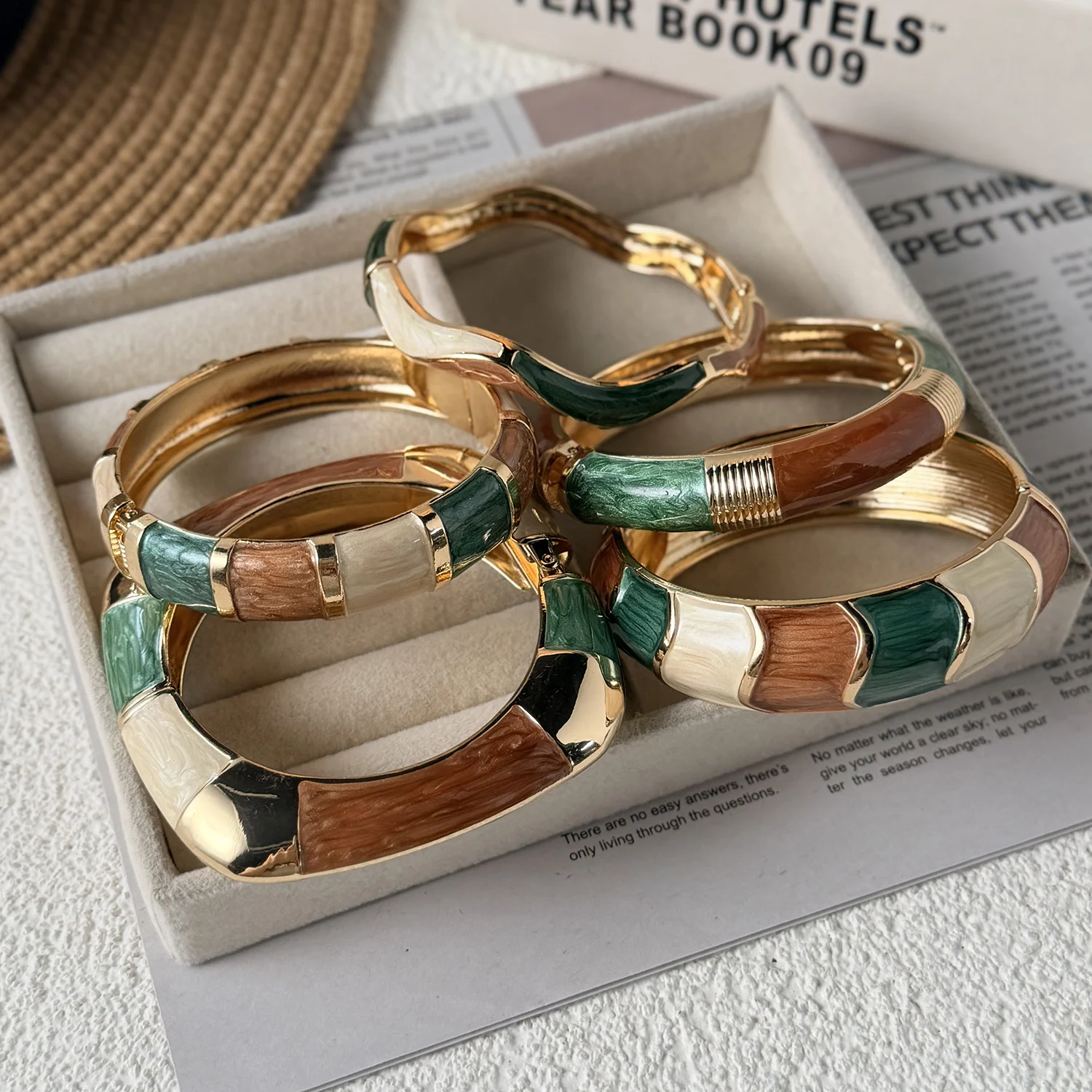 Retro Braun-Grün Emaillierte Manschettenarmreifen für Frauen, Übertriebene Geometrische Twist-Stapelbare Armreifen, Minimalistisches Schmuckgeschenk – Detail 5