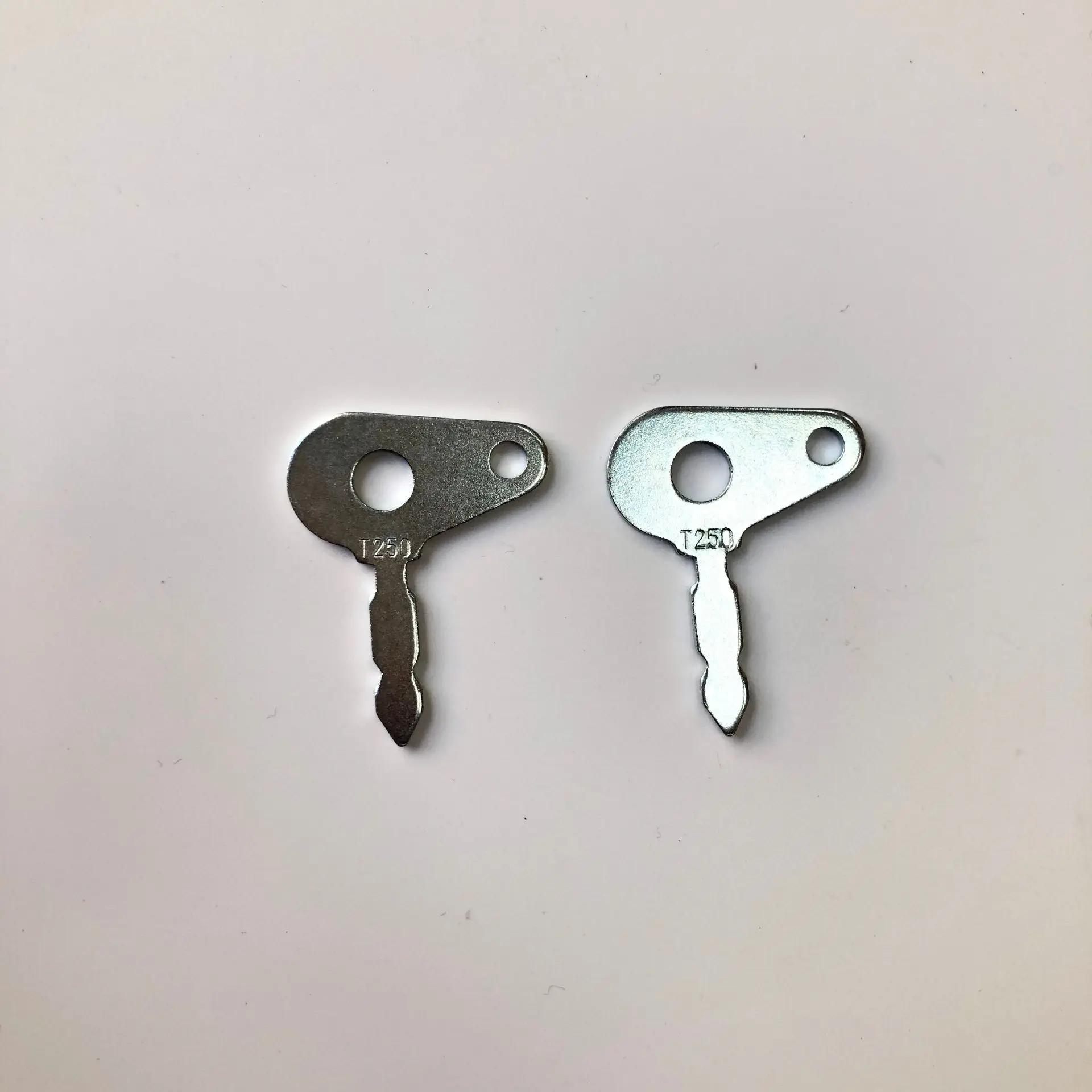 2PCS T250 Excavator Key For Lucas Benford Terex Cace Ford Massey Ferguson Master Plant 54324157