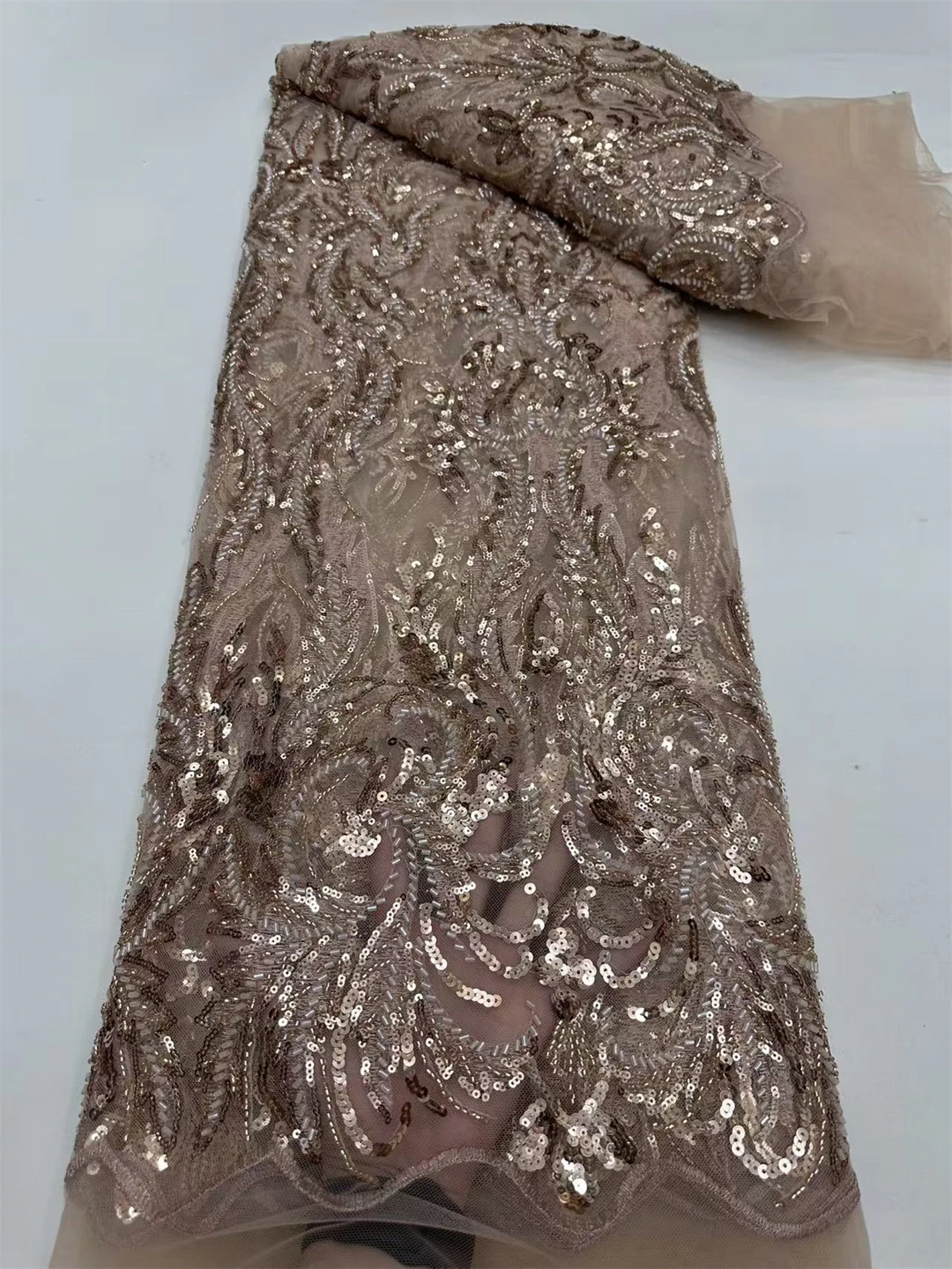 Tessuto di pizzo ricamato con paillettes e perline di lusso, tulle glitterato glamour per abiti da cerimonia nuziale personalizzati