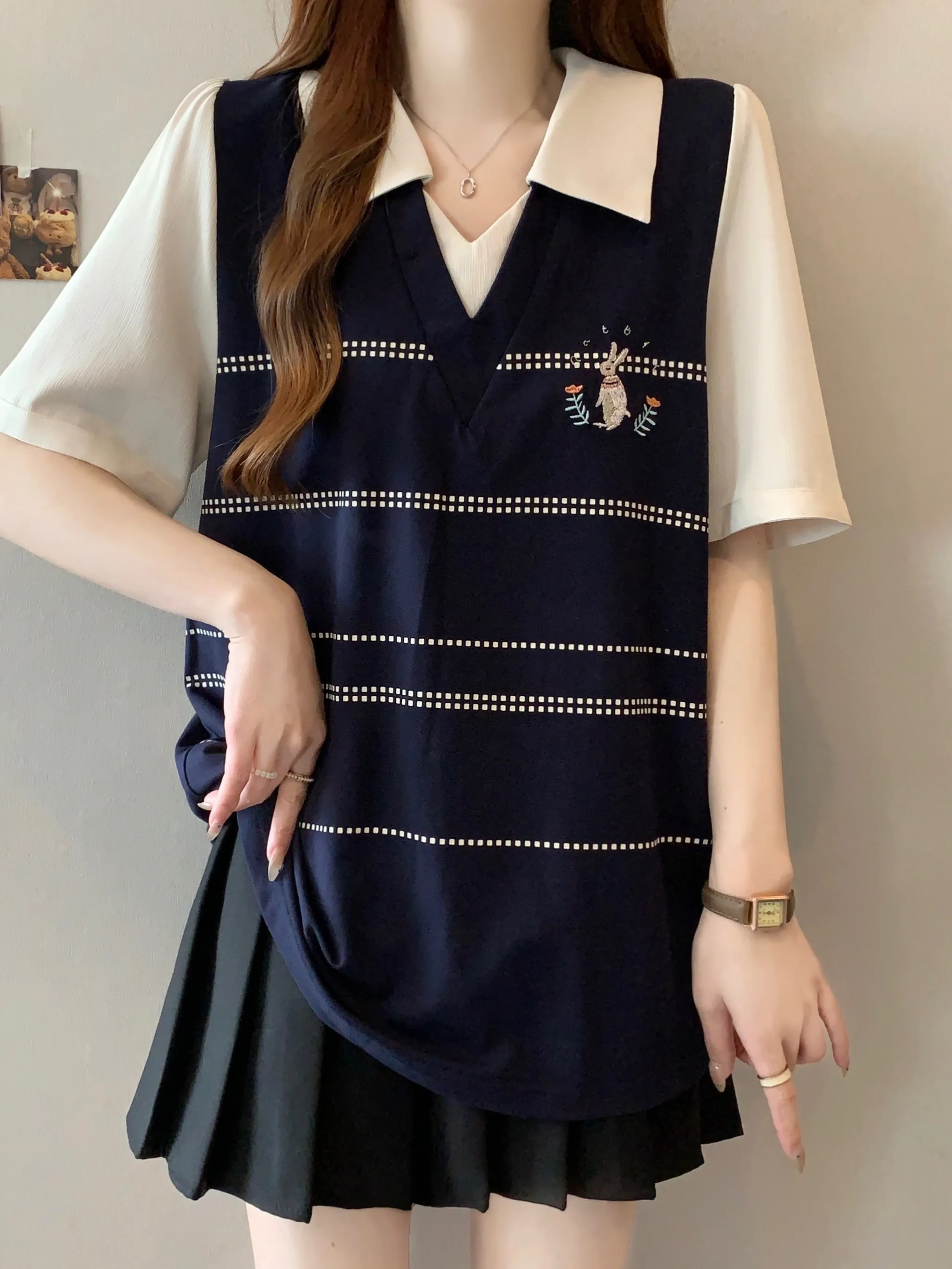 

Летняя женская рубашка больших размеров в новом студенческом стиле с вышивкой и цветными блоками, утягивающая, модная, универсальная, с коротким рукавом