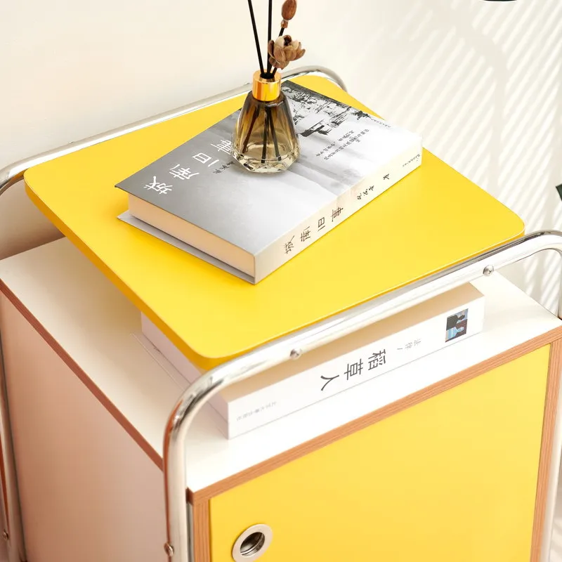 خزانة تخزين قديمة لمشاهير الإنترنت الكورية، جانب طاولة بجانب السرير، عدد قليل من أدوات تخزين الرف الحديثة