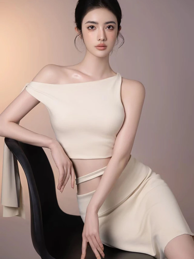 

Фотосъемка в студии: Элегантная леди, индивидуальный стиль, минимализм, сексуальность, художественная фотография, профессиональное освещение, костюмы, фоновые элементы