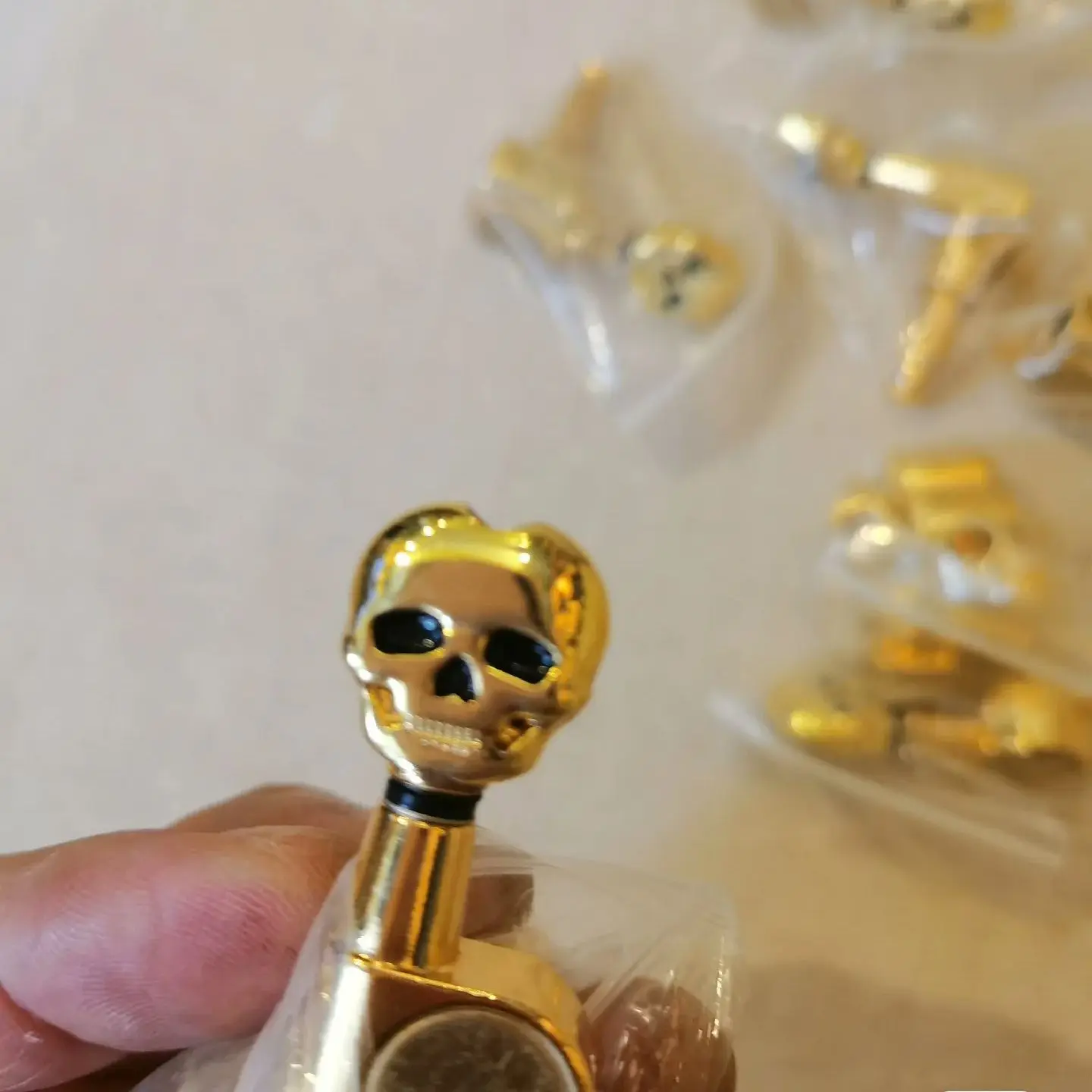 A Set Stock Defective 6R Gold Guitar String Tuning Pegs Set Golden Tuners Machine Heads for Electric Guitar Skull Head Button