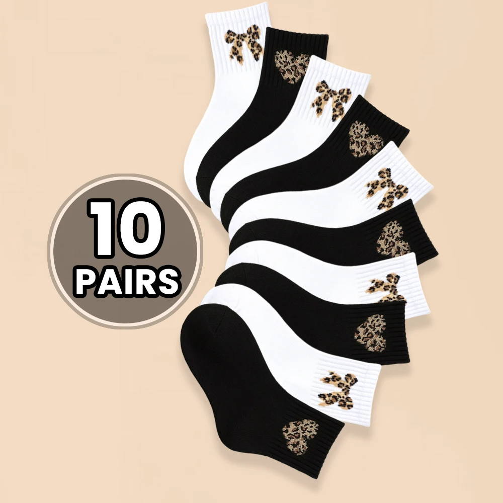 10 Paar bezaubernde Kindersocken in Schwarz und Weiß, mit modischem Leopardenmuster und Schleifen, bequeme Kindersocken in mittlerer Wadenlänge.