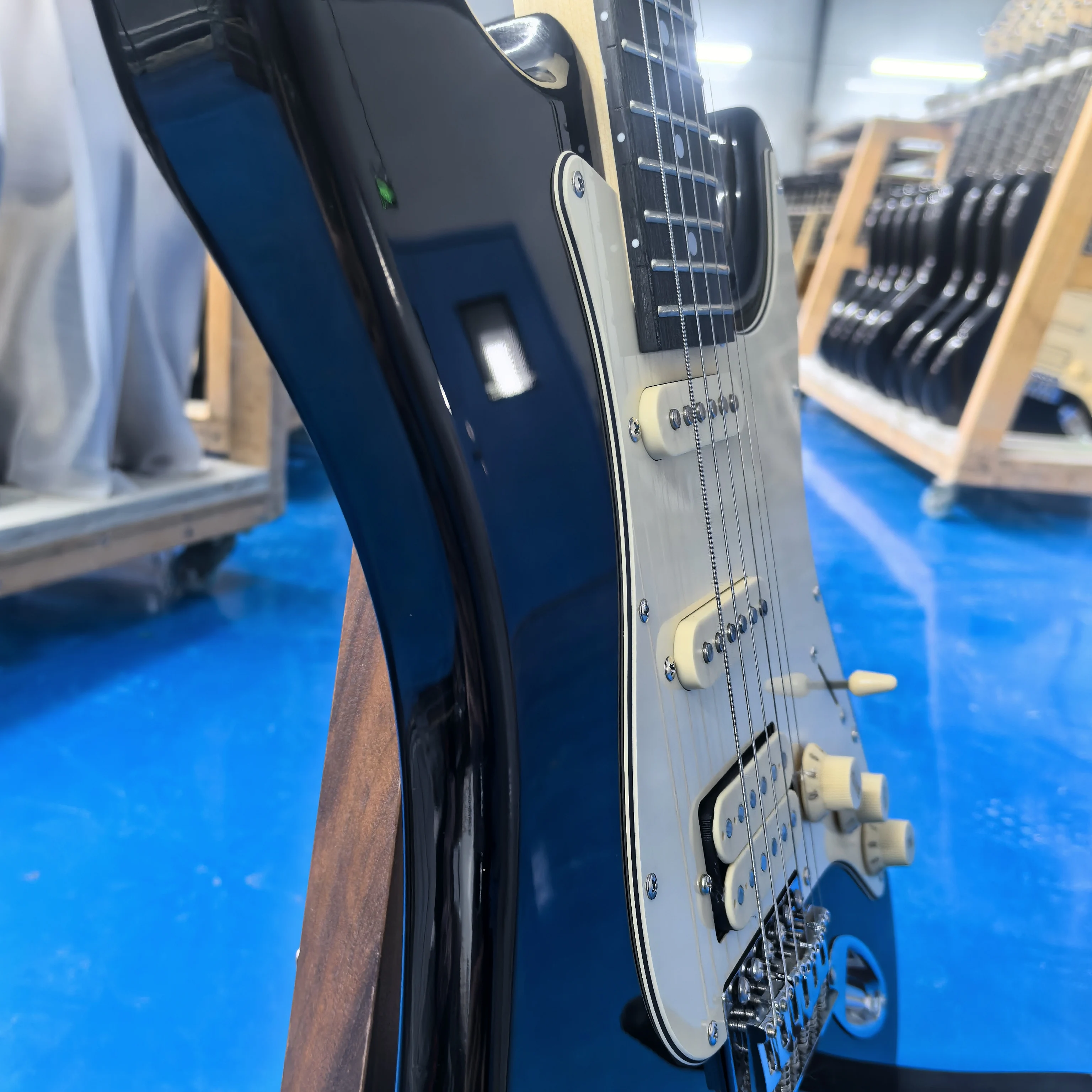 

Factory direct sale, 6-string electric guitar, yellow multi-layer protective plate, color customizable!in strok!