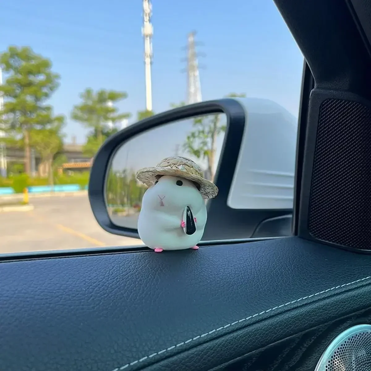 1 Buah Ornamen Mobil Hamster Lucu dengan Topi Jerami Dekorasi Aksesori Mobil Dasbor Mobil Kartun Hadiah Pasangan Aksesori