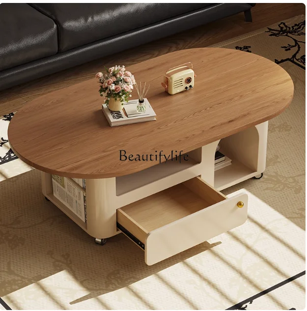 Massief houten antieke verplaatsbare salontafel, minimalistische Italiaanse woonkamer, huishoudelijk klein appartement, theetafel met wielen