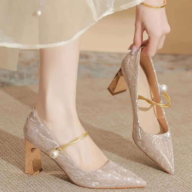 حذاء فردي بكعب عريض 2025 بمقدمة مدببة وفم ضحل وكعب بحزام لؤلؤي لامع #1