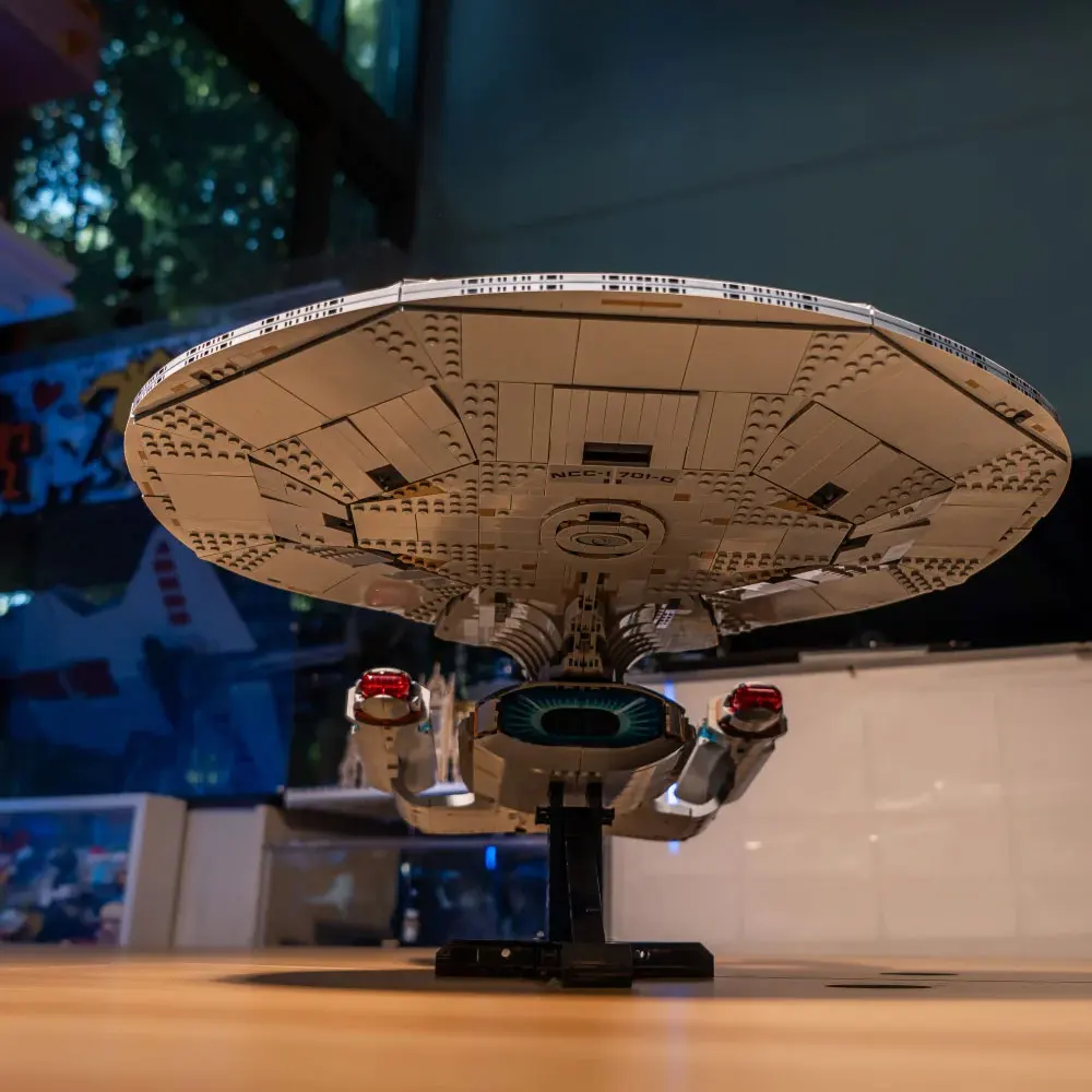 Blocs de construction de vaisseaux spatiaux Star Trek USS Enterprise NCC-1701-D, 3600 pièces, avec 9 figurines, briques à assembler, jouet cadeau pour adultes et garçons fans