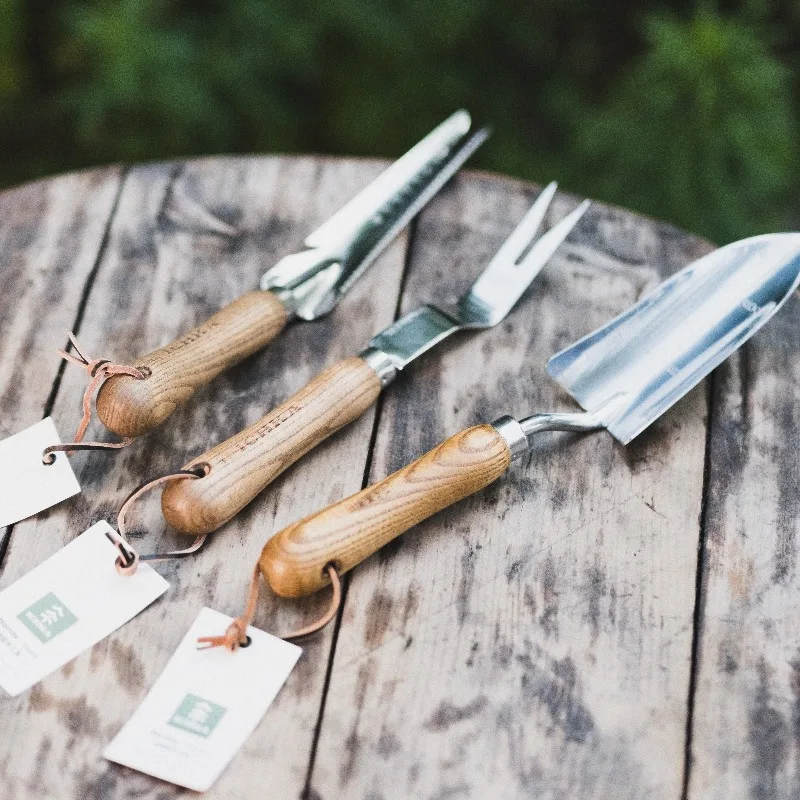 Gardening tools, shovels, earth shoveling, grass shoveling artifacts, flower planting, vegetable pulling, flower planting, stain