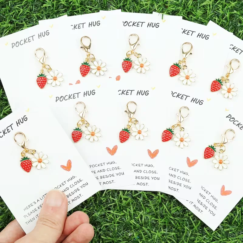 Cadeau pour elle/lui : Ensemble de 5/10 pièces, porte-clés simples et compacts à la fraise et à la marguerite, accompagnés d'une carte d'encouragement « Pocket Hug », breloques florales et fruitées, adaptées aux clés et aux sacs, un excellent cadeau d'amitié, une surprise d'anniversaire et un rappel de pensée positive pour un usage quotidien.