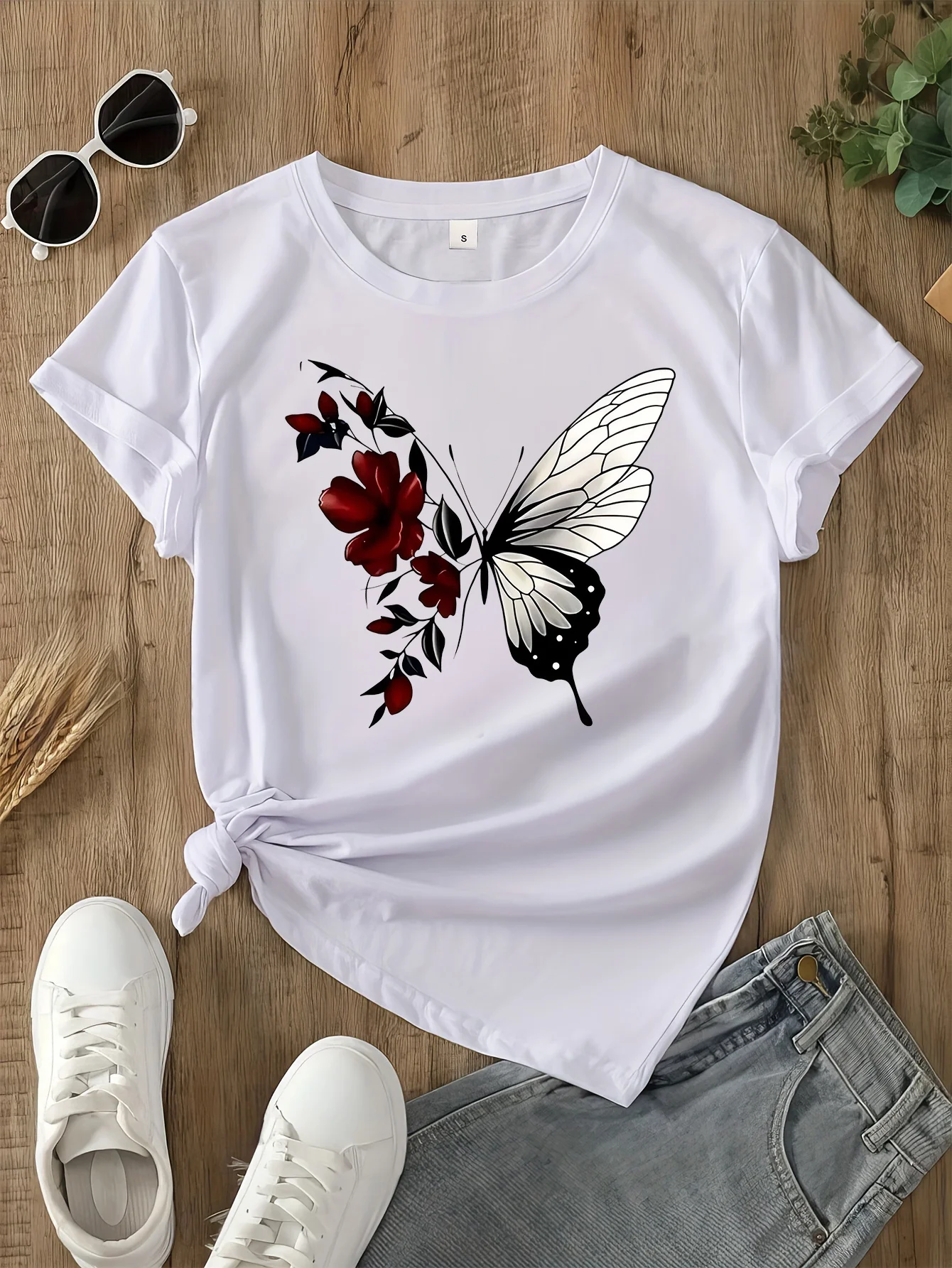 Camiseta feminina com estampa gráfica floral preta e borboleta vermelha – blusa casual de manga curta com gola redonda, máquina de ajuste regular