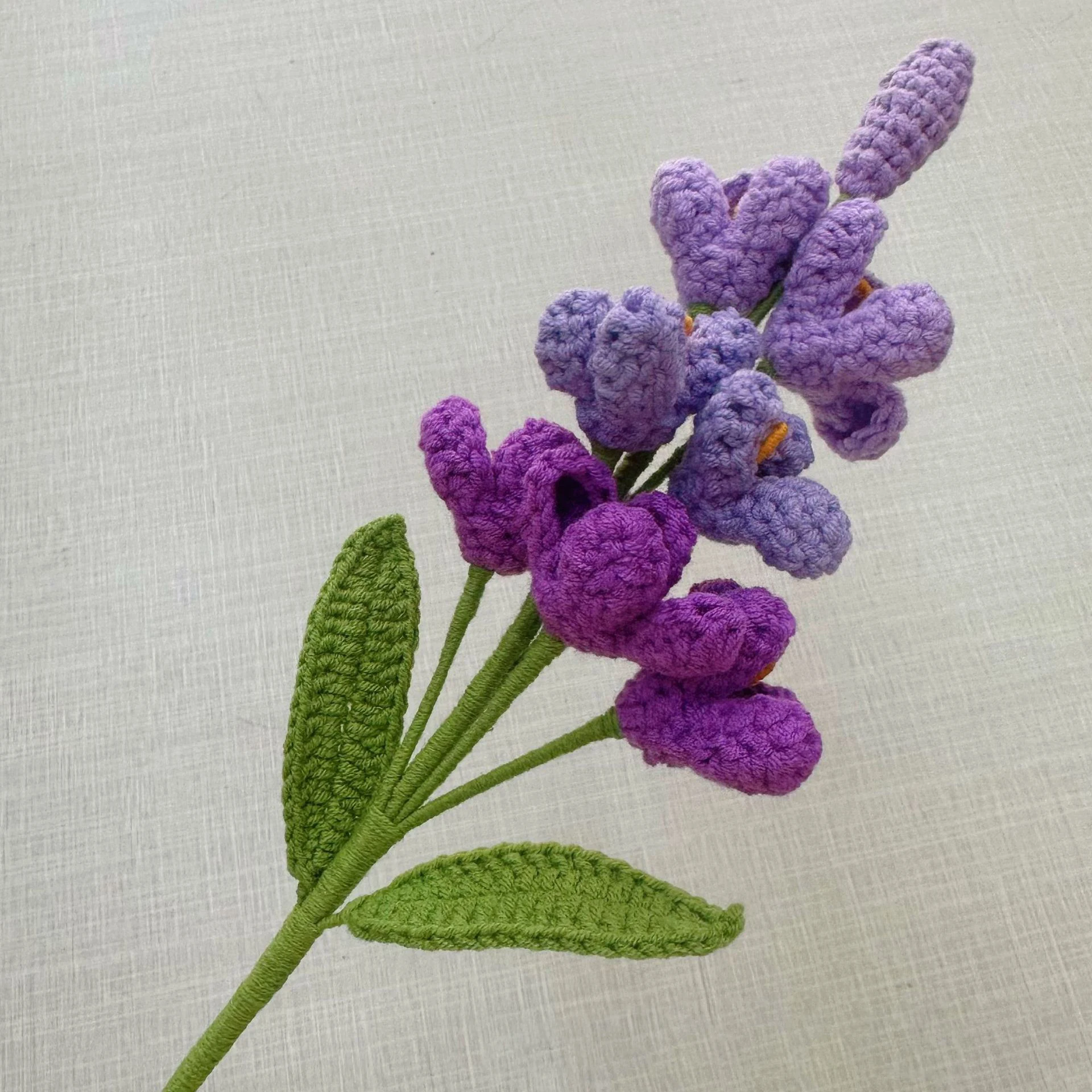 Handgewebte lila Blumen, kreative gestrickte Blumenzweige, künstliche Blumen, Raumdekoration, Geschenk – Detail 2