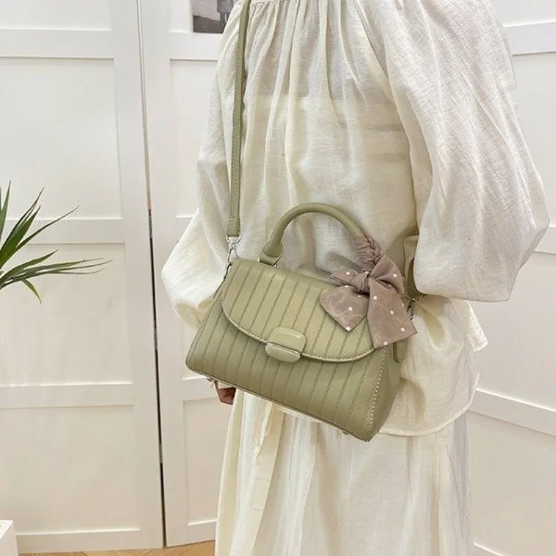 

Роскошная простая квадратная сумка-сэтчел для женщин с минималистичным дизайном и кожаными элементами, вместительная сумка для подгузников.