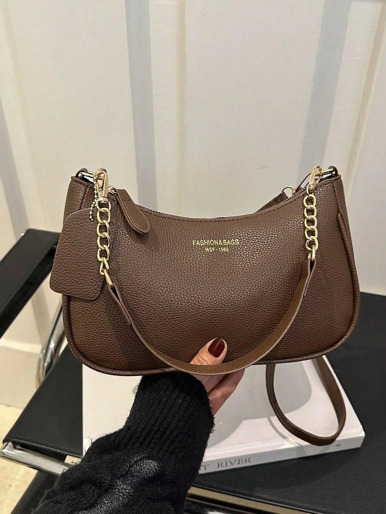 

Fashionable Solid Color Letter Versatile Minimalist Women's Underarm Crossbody Bag, Elegant Chain Shoulder Bag, Suitable For Shopping, Wallet, Shopping, Young Women, College Students, Newlyweds, White-Collar. Ideal For Office, School, Work, Business, Comm