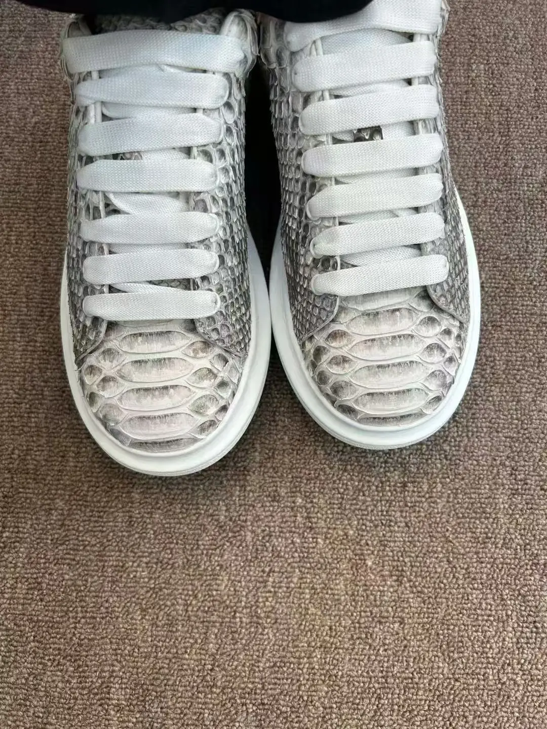 Hot selling genuine python skin men shoe sneaker fashion leisure beige with cow skin lining 2025 new production designer shoe