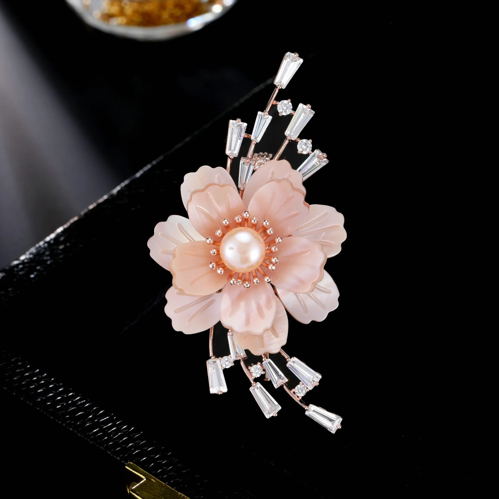 Spilla lussuosa e grande fiore di peonia conchiglia naturale rosa, soprabito di fascia alta, accessorio elegante per abiti, corpetto da cena